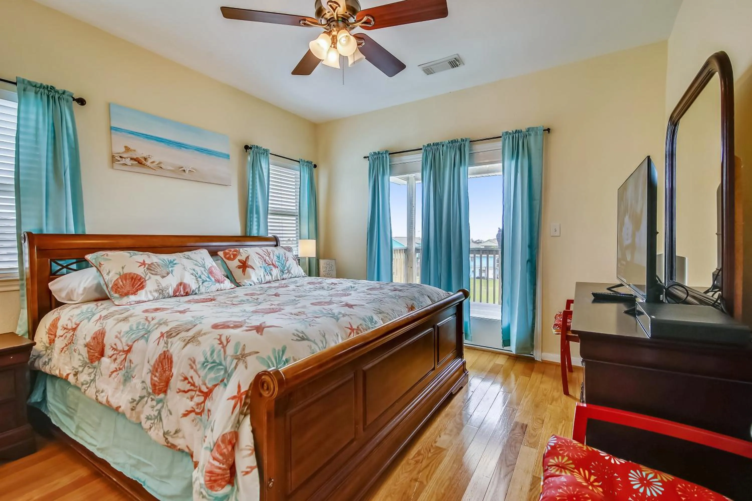 Bedroom, Bed in Sunflower Surf