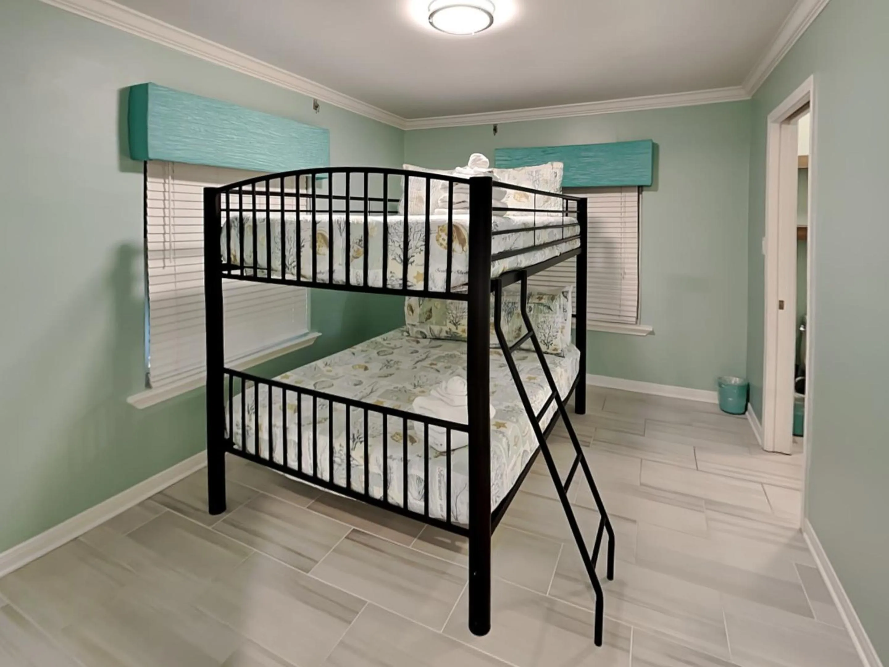 Bed in Harbor View Breeze