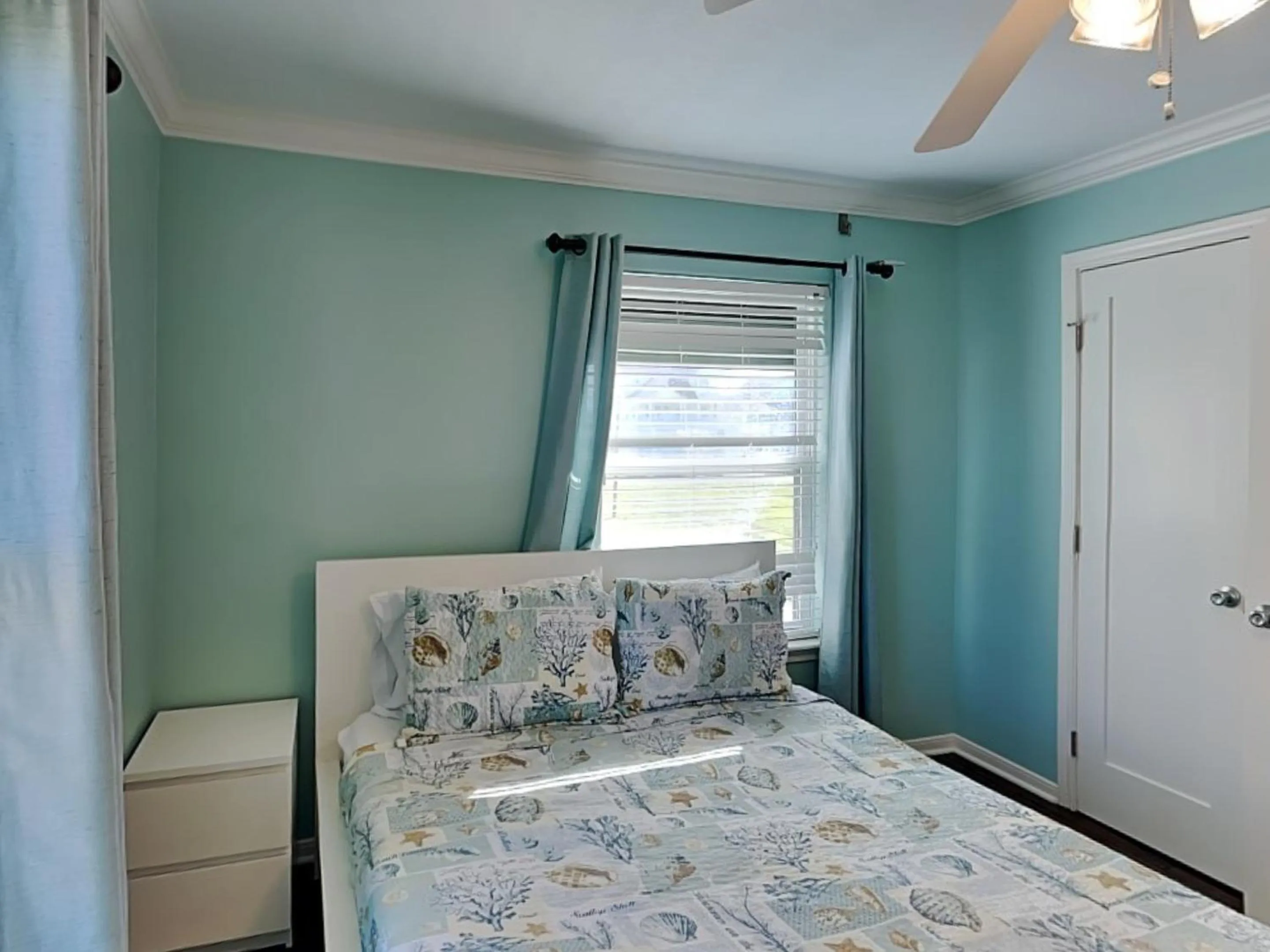 Property building, Bed in Harbor View Breeze