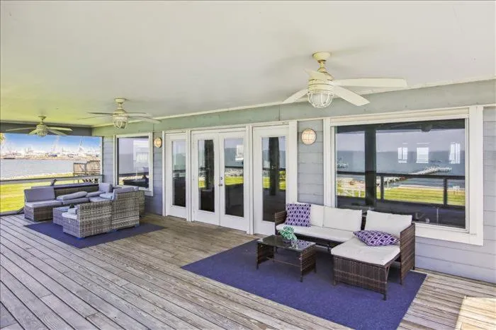 Property building in Harbor View Breeze