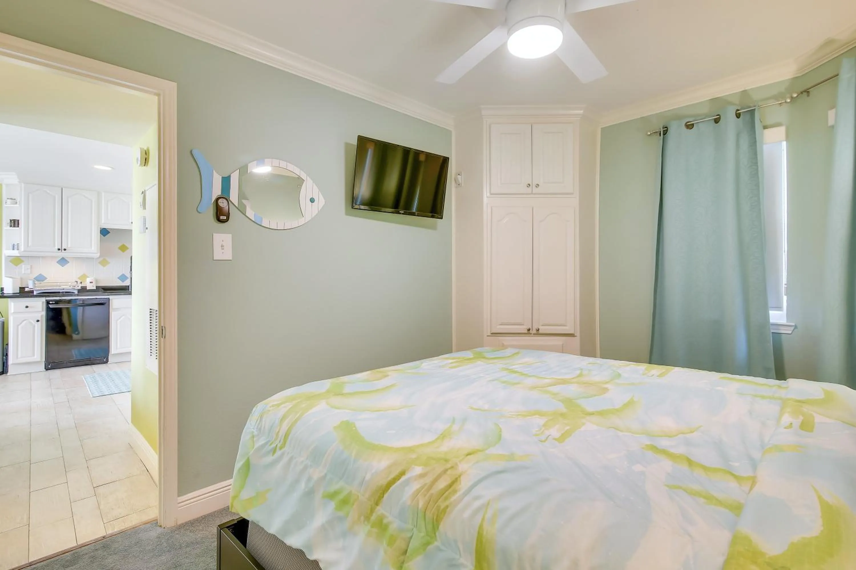 Bedroom, Bed in Seascape 1206 - Pineapple Paradise