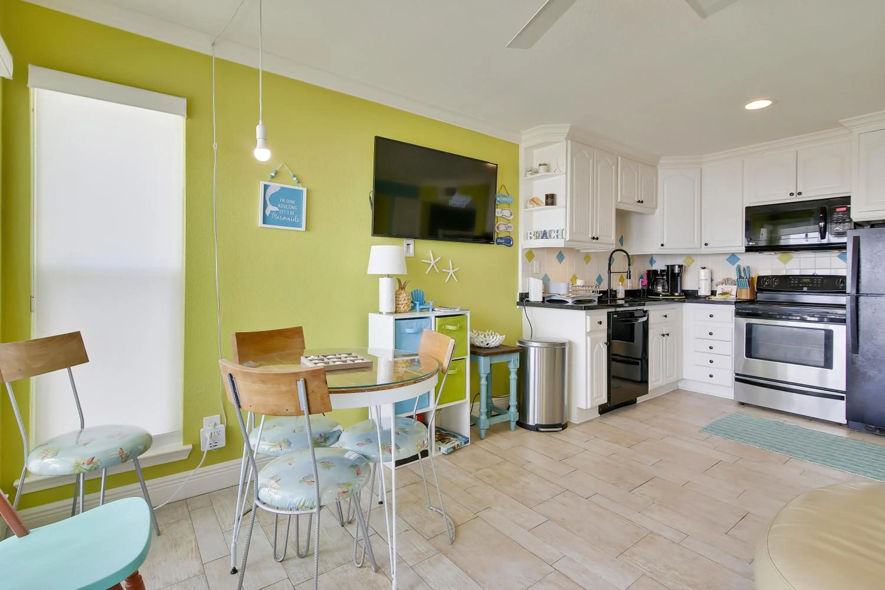 Kitchen or kitchenette in Seascape 1206 - Pineapple Paradise