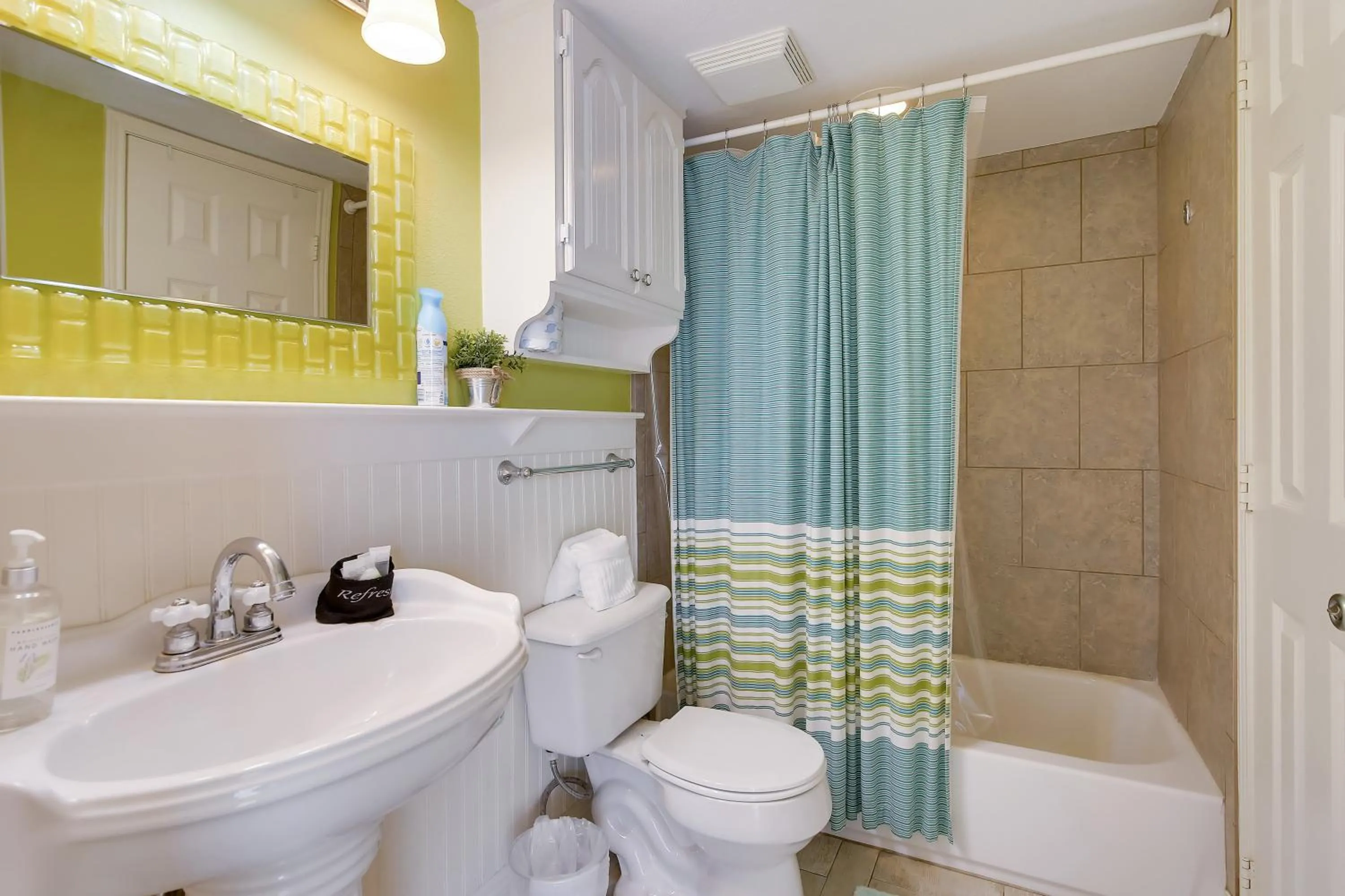 Bathroom in Seascape 1206 - Pineapple Paradise