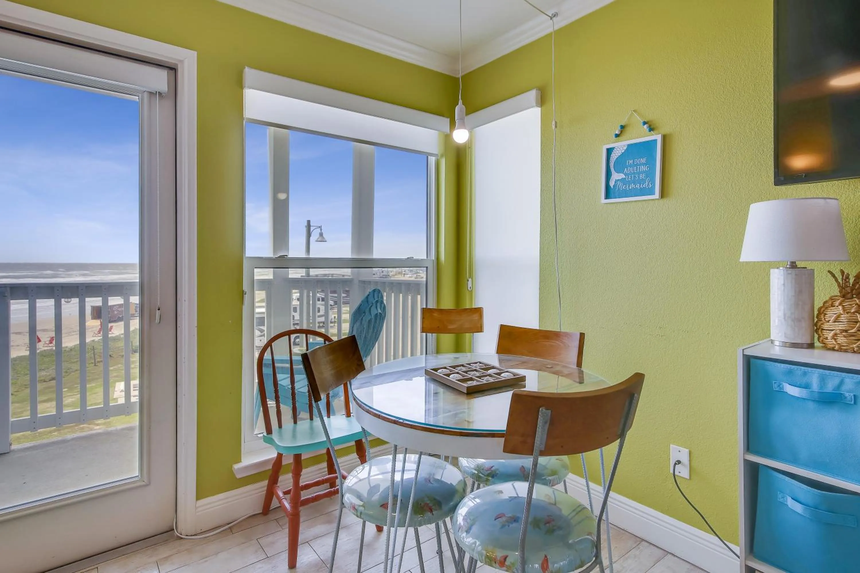 Living room in Seascape 1206 - Pineapple Paradise