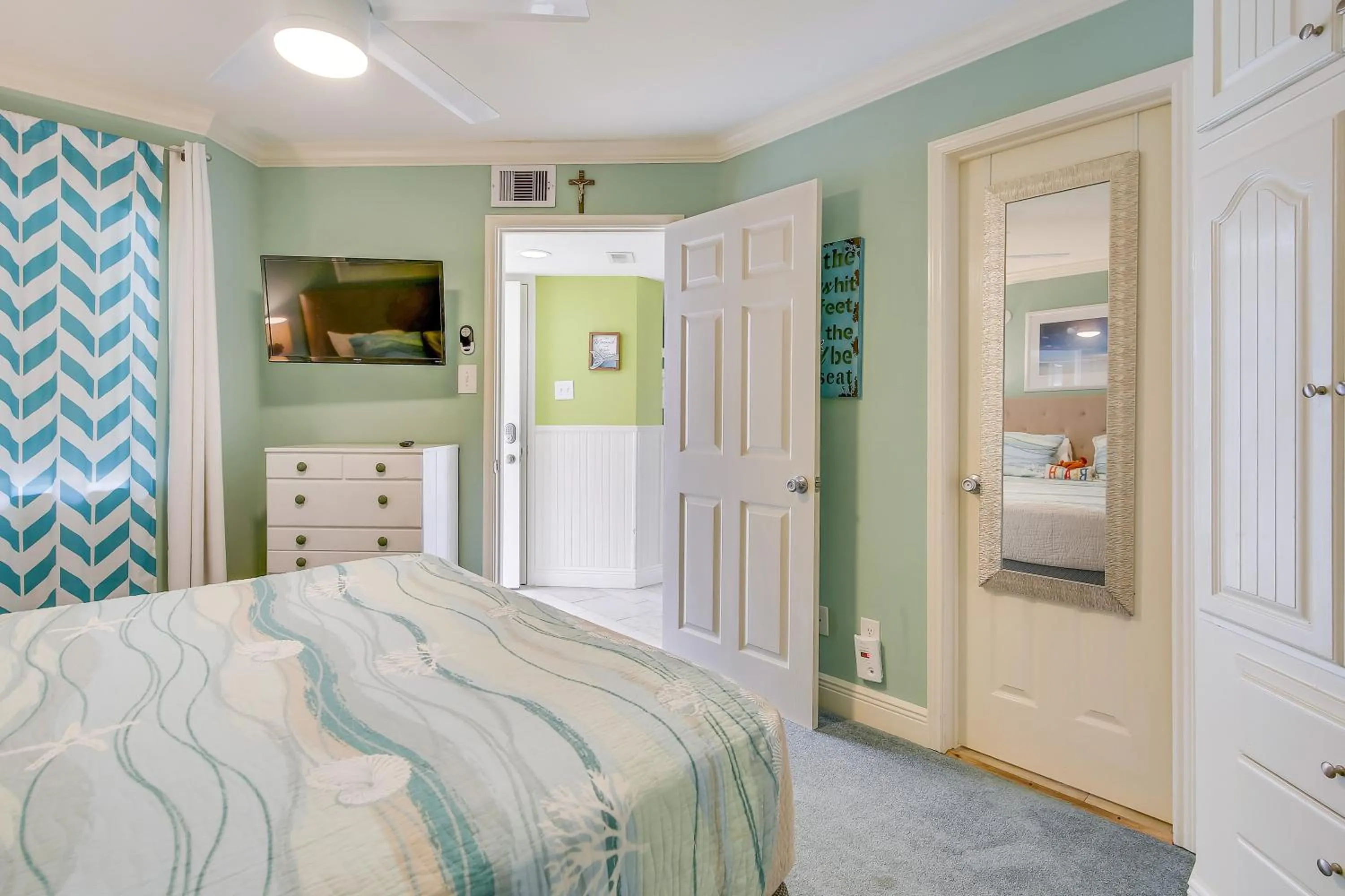 Bedroom, Bed in Seascape 1206 - Pineapple Paradise