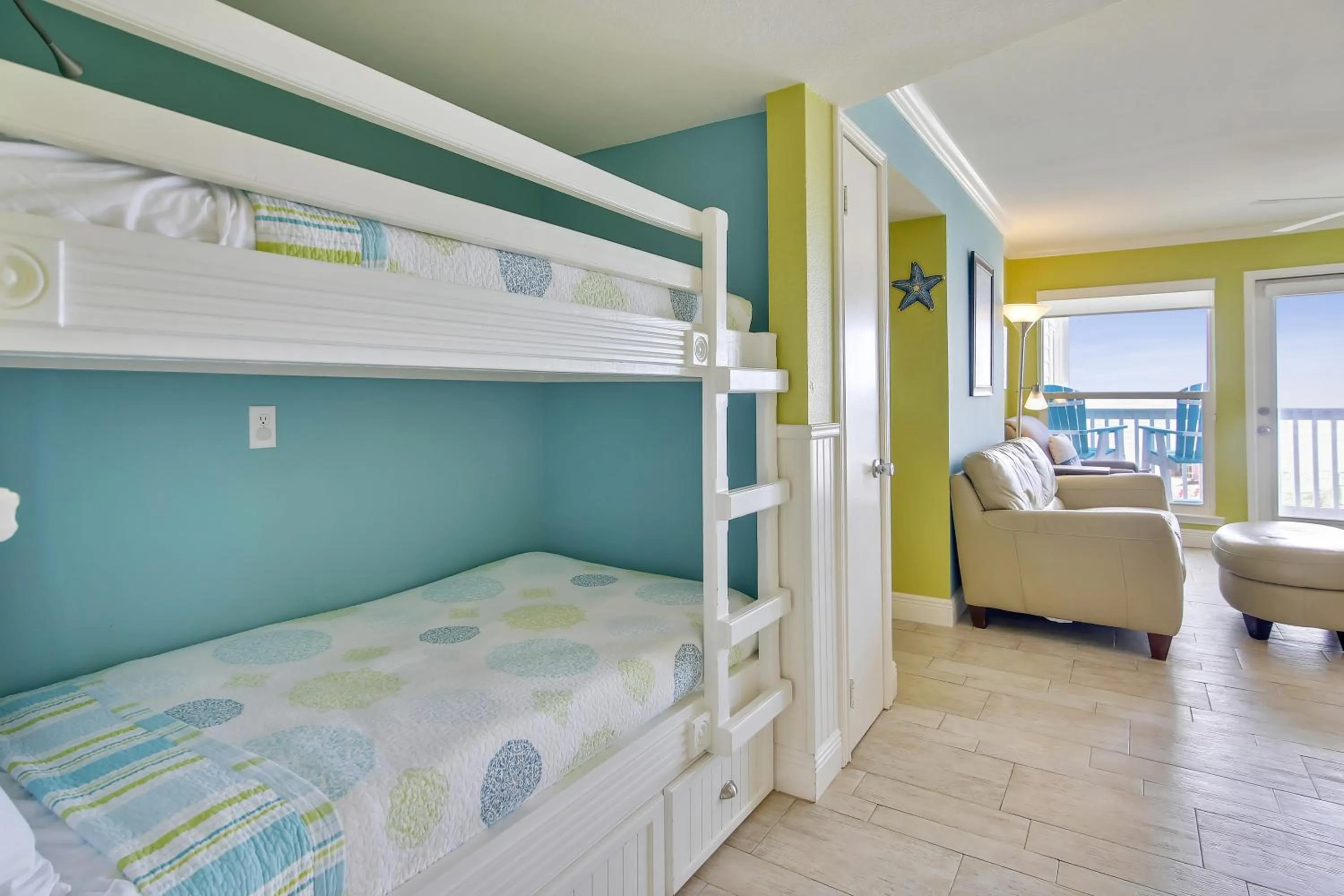 Bedroom, Bed in Seascape 1206 - Pineapple Paradise