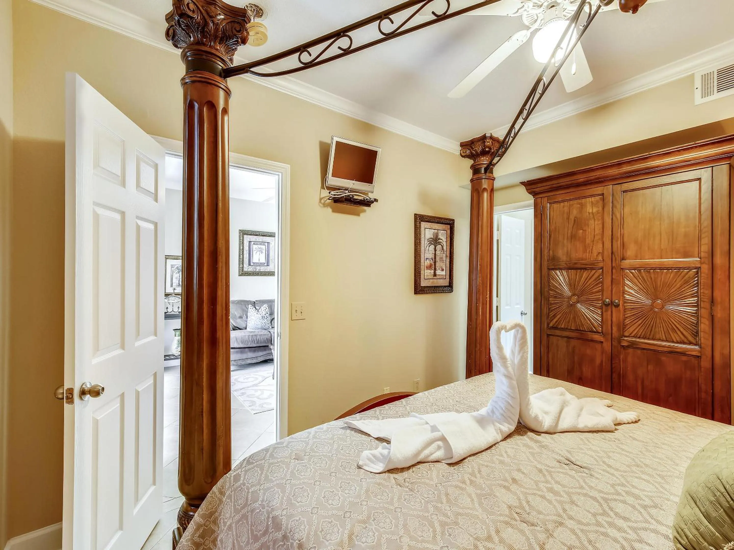 Property building, Bed in Dawn 823-At The Beach