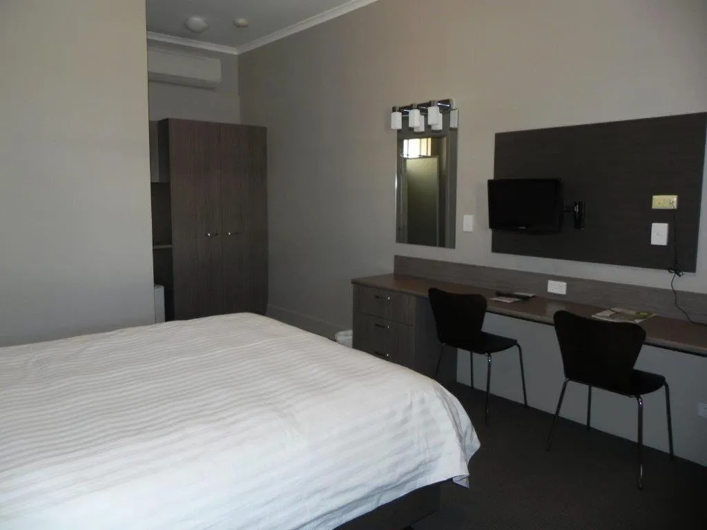 Bed in Bluestone Motor Inn