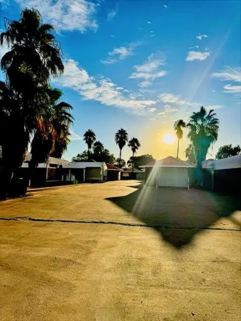 Inner courtyard view in Bluestone Motor Inn