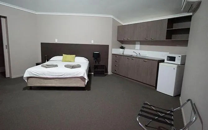 Bed in Bluestone Motor Inn