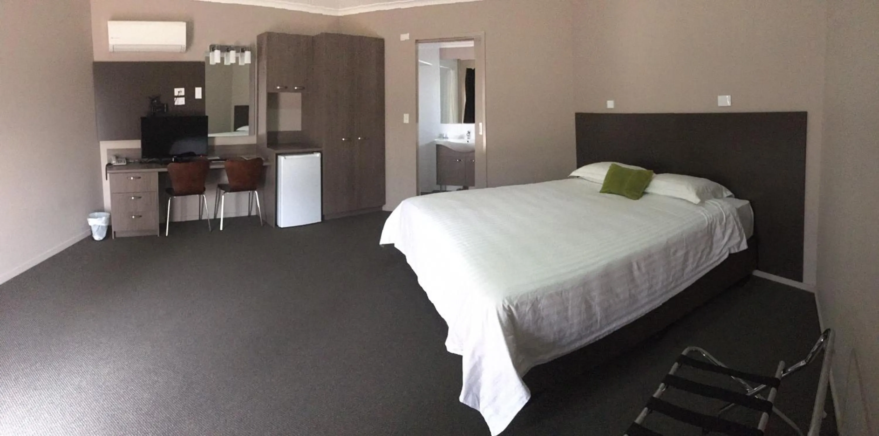 Bed in Bluestone Motor Inn