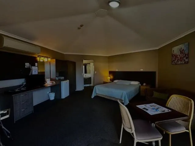 Bed in Bluestone Motor Inn