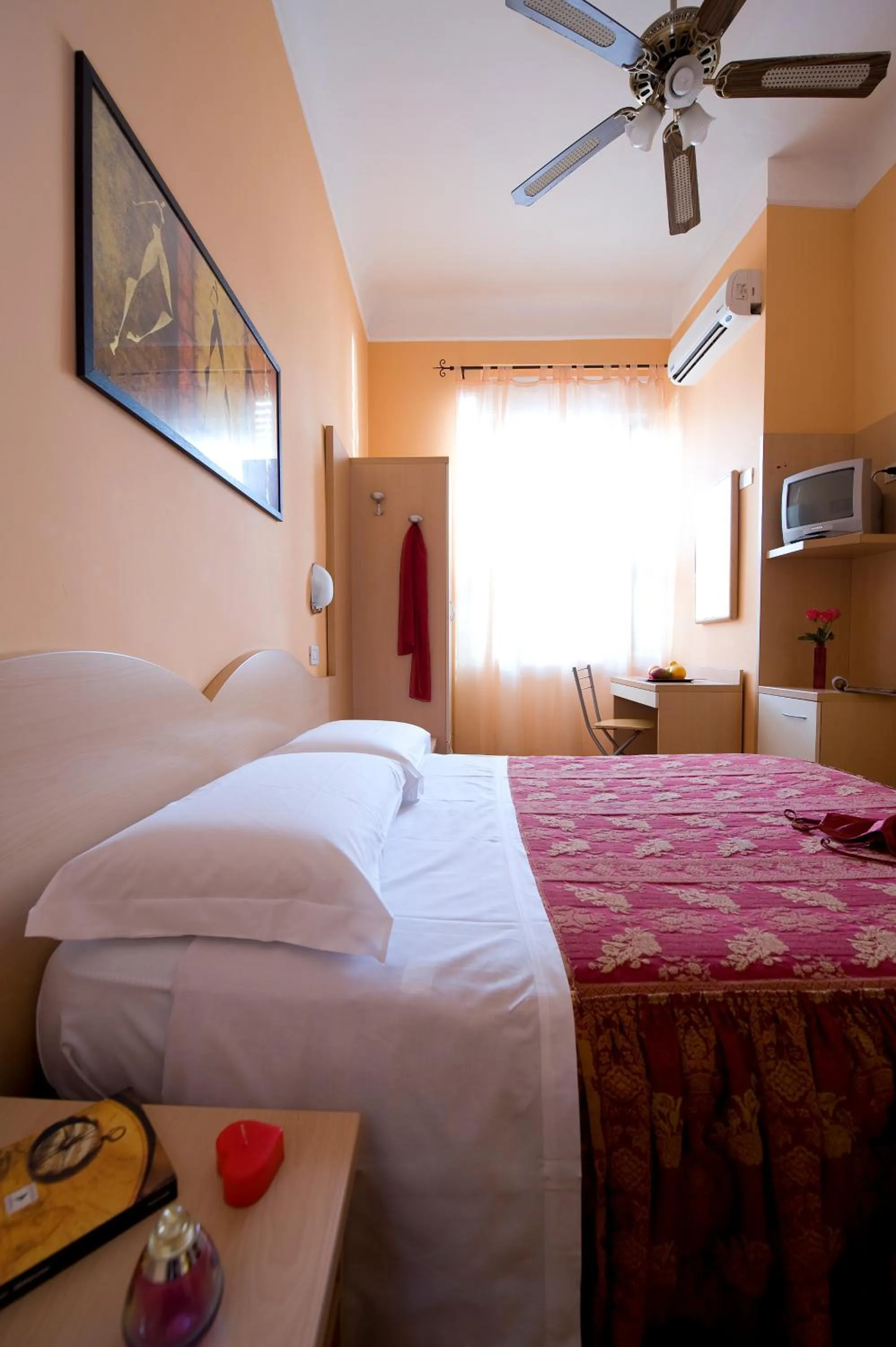 Bed in Hotel Sabatino Milan