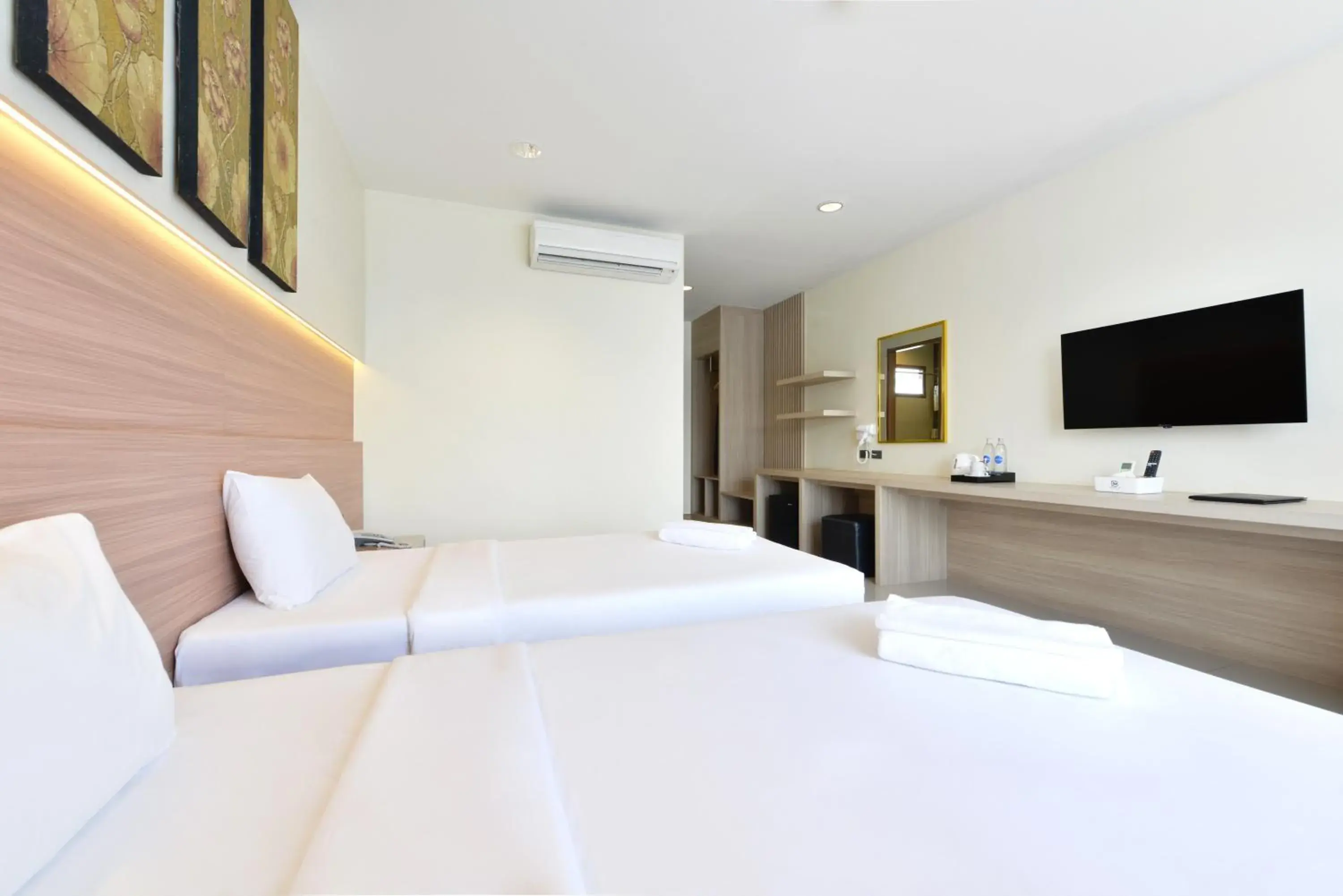 Deluxe Double or Twin Room with Pool View in Grand BS Airport Hotel Suvarnabhumi Deluxe Double or Twin Room with Pool View in Grand BS Airport Hotel Suvarnabhumi