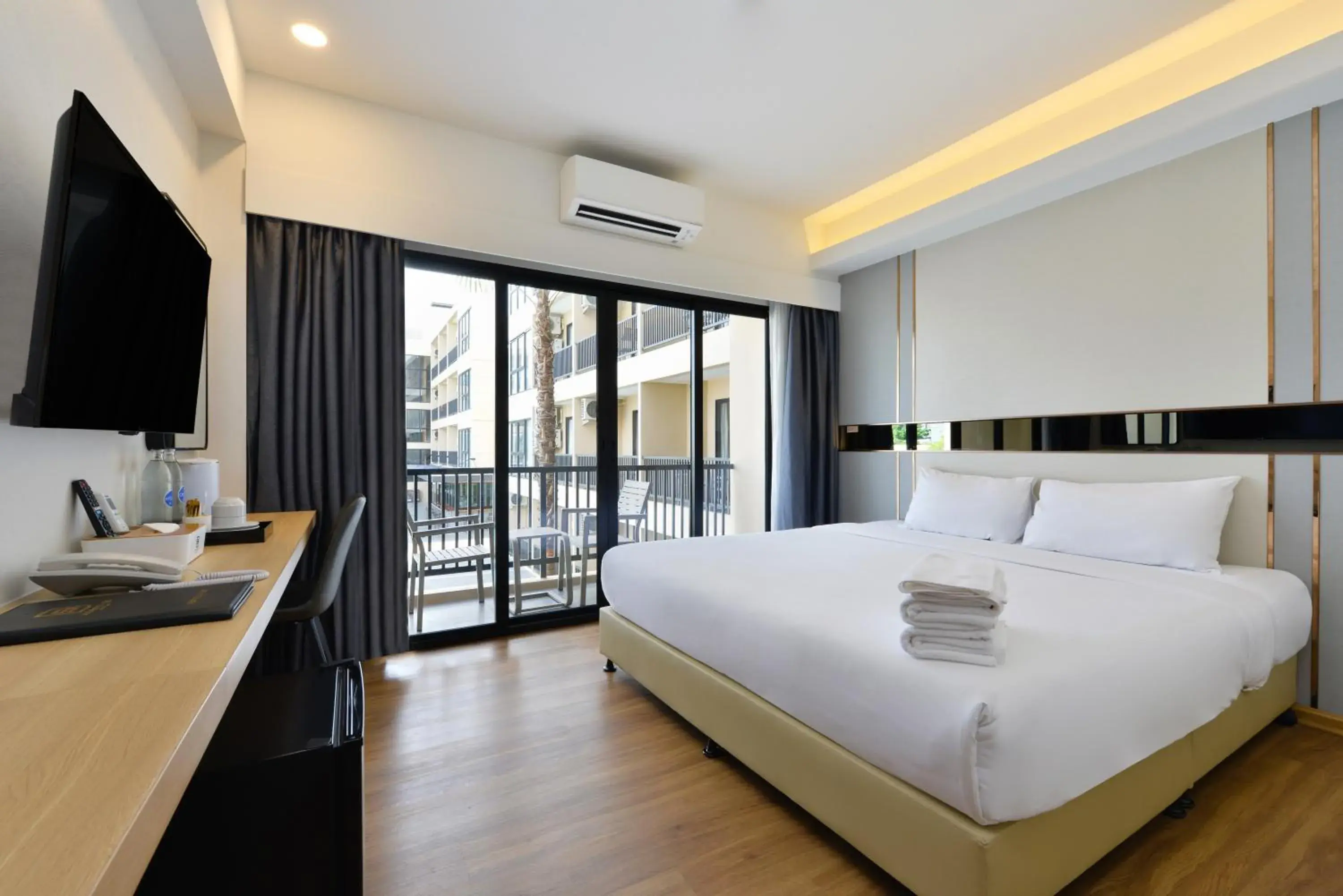 Superior Double or Twin Room with Pool View in Grand BS Airport Hotel Suvarnabhumi Superior Double or Twin Room with Pool View in Grand BS Airport Hotel Suvarnabhumi