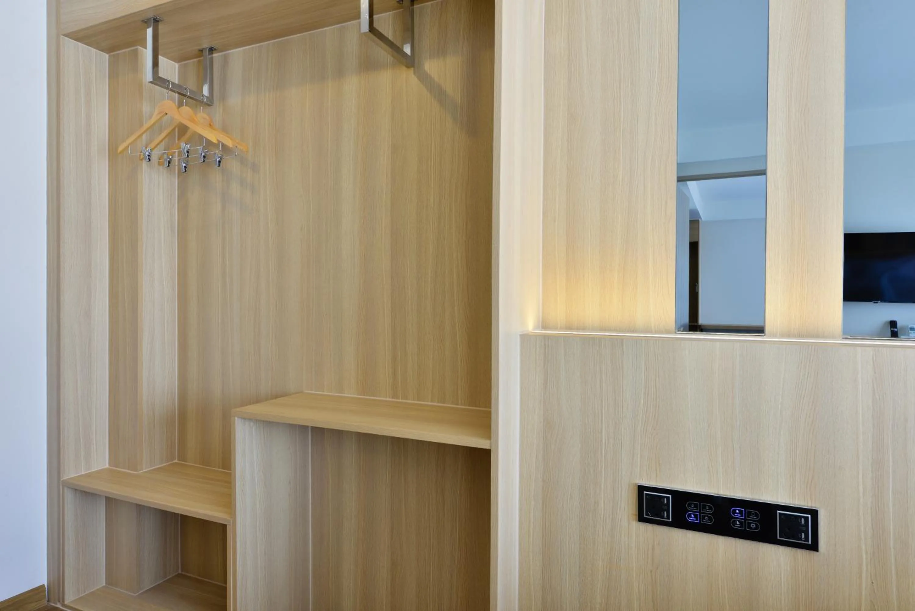 wardrobe in Grand BS Airport Hotel Suvarnabhumi