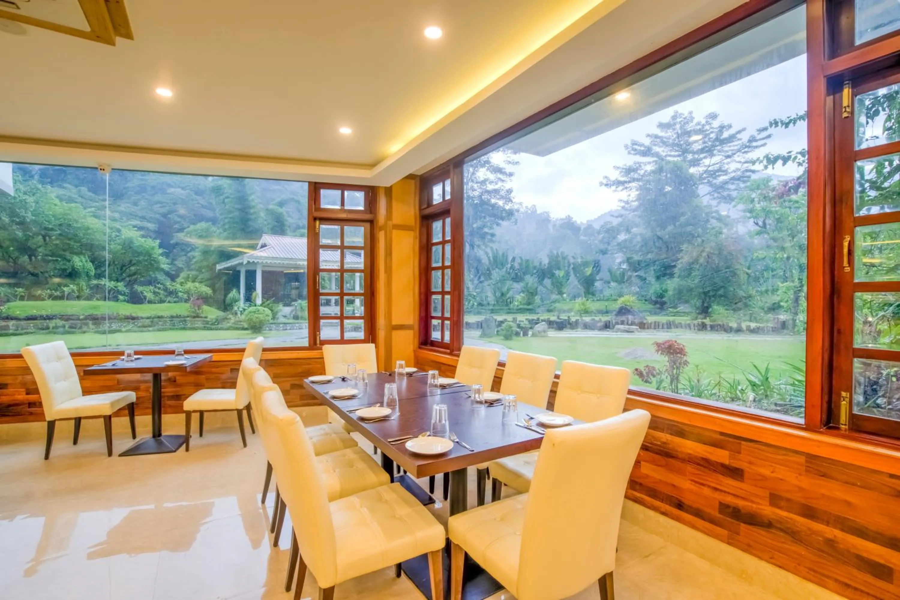 Restaurant/places to eat in Club Mahindra Le Vintuna, Gangtok
