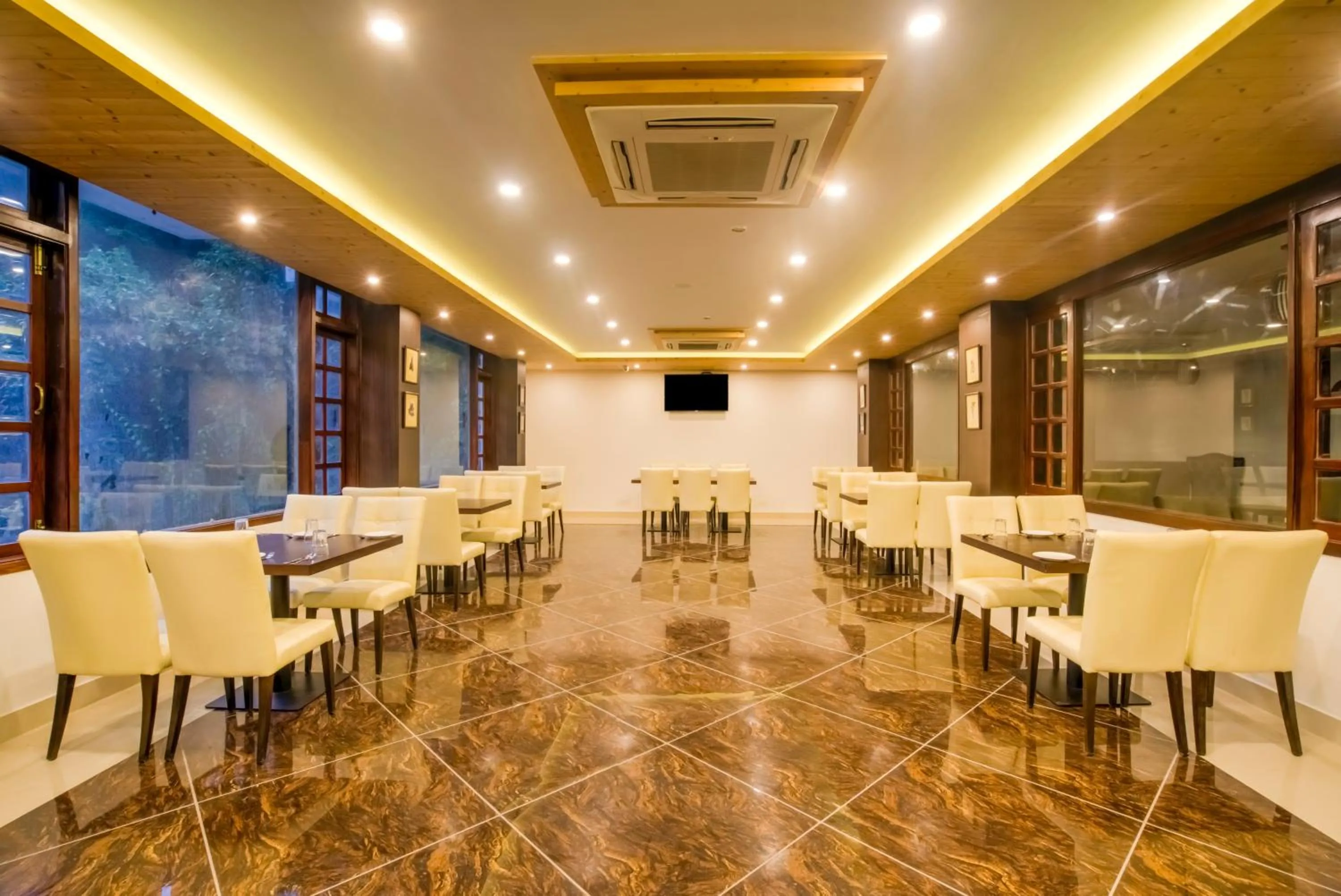 Restaurant/places to eat in Club Mahindra Le Vintuna, Gangtok