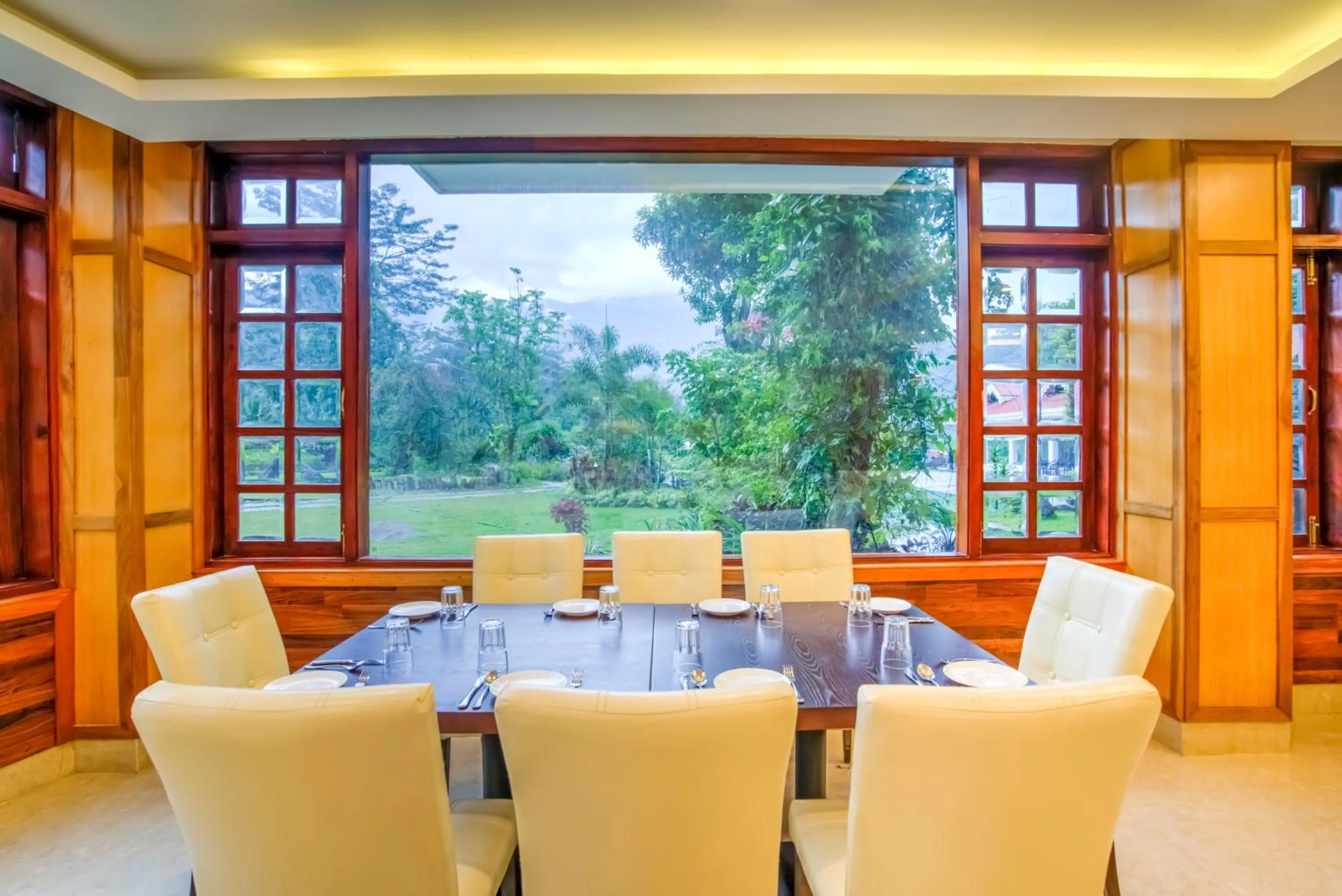 Restaurant/places to eat in Club Mahindra Le Vintuna, Gangtok