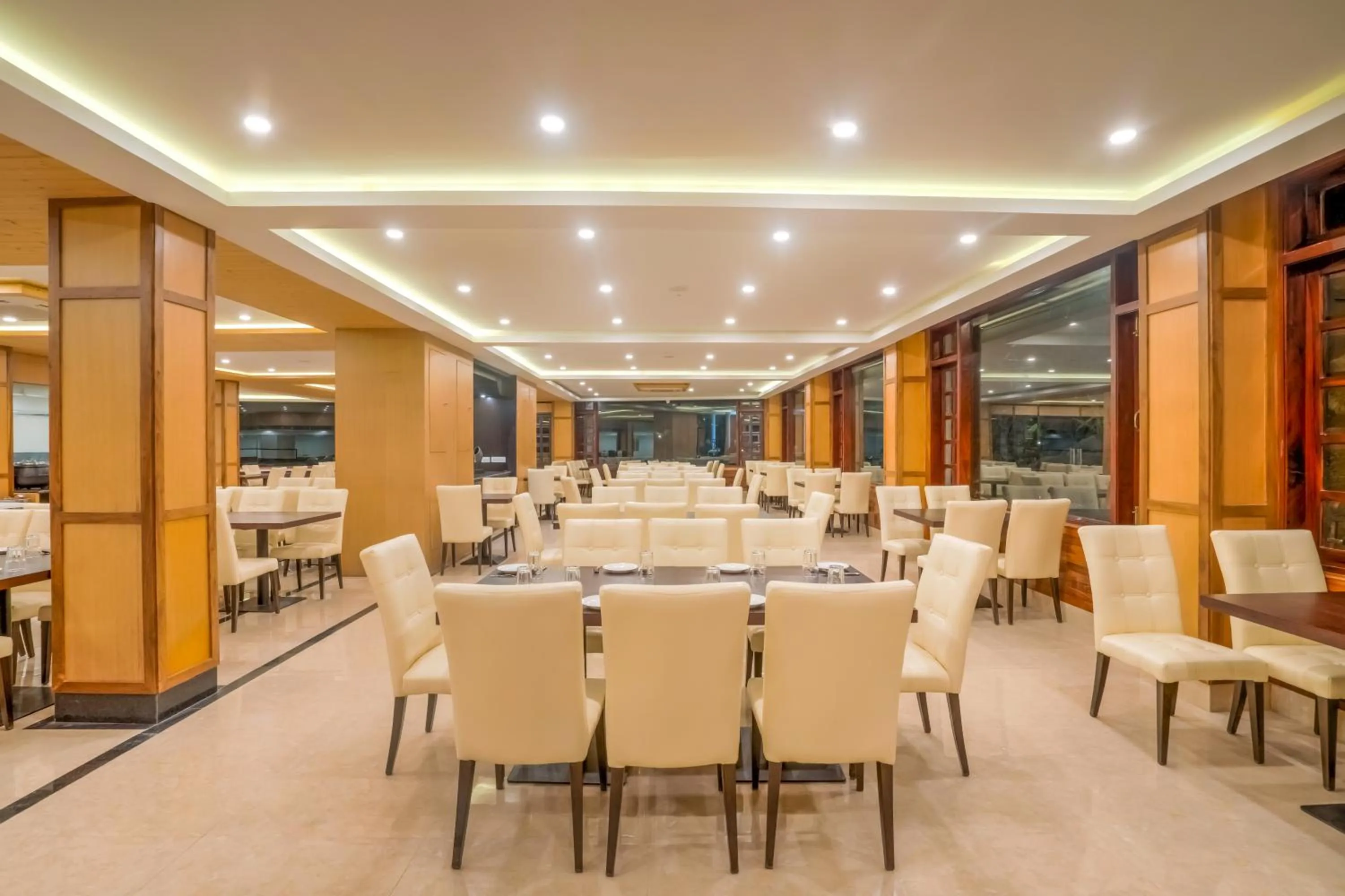 Restaurant/places to eat in Club Mahindra Le Vintuna, Gangtok