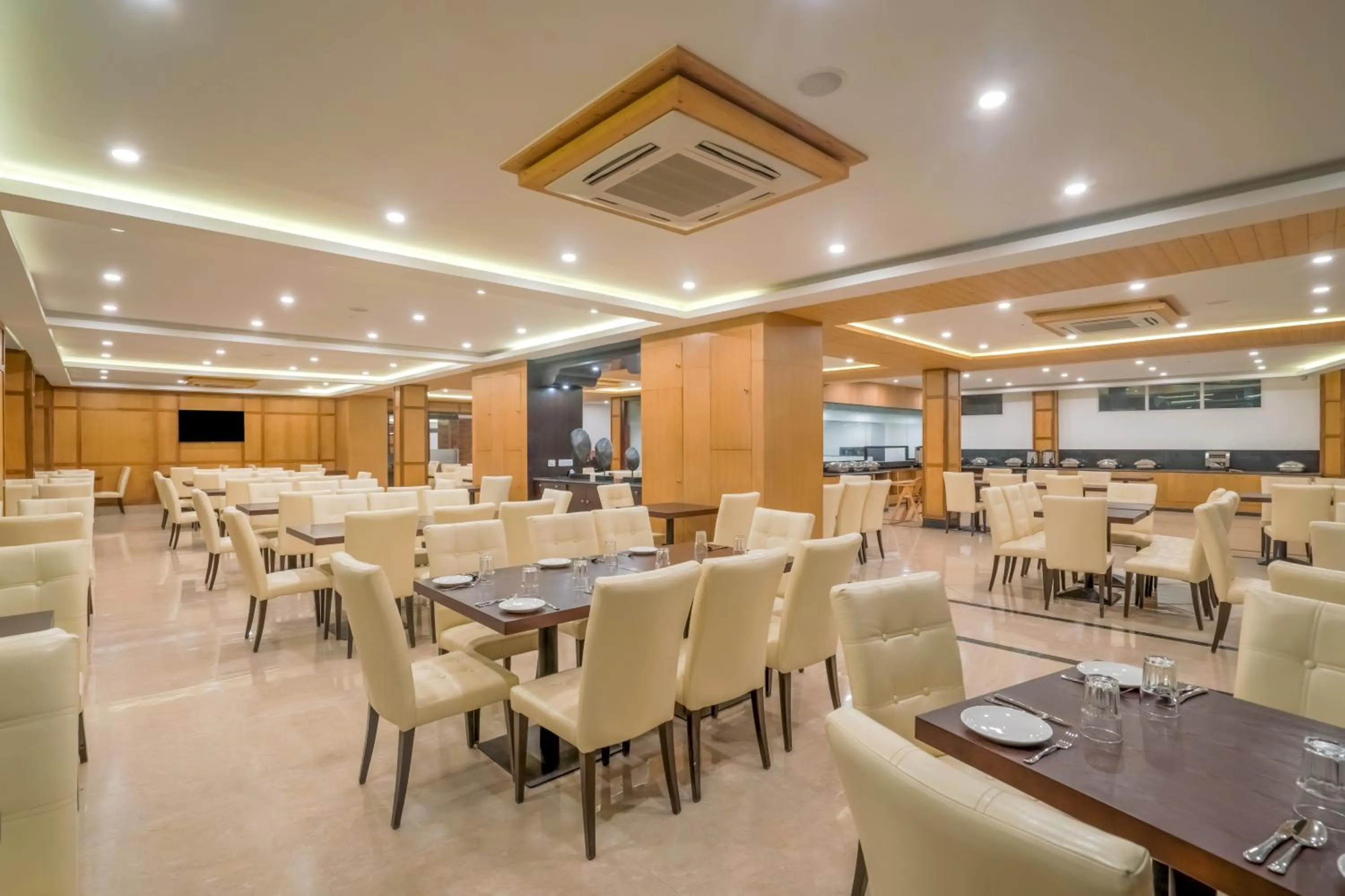 Restaurant/places to eat in Club Mahindra Le Vintuna, Gangtok