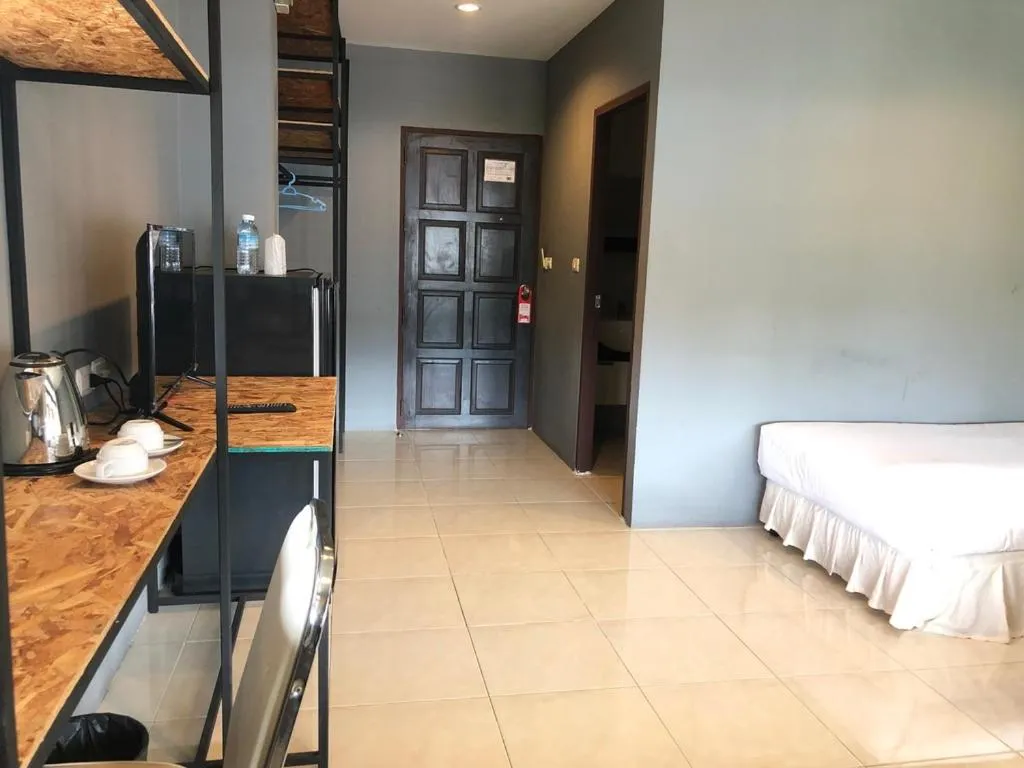 Coffee/tea facilities, TV/Entertainment Center in Laemdin Hotel