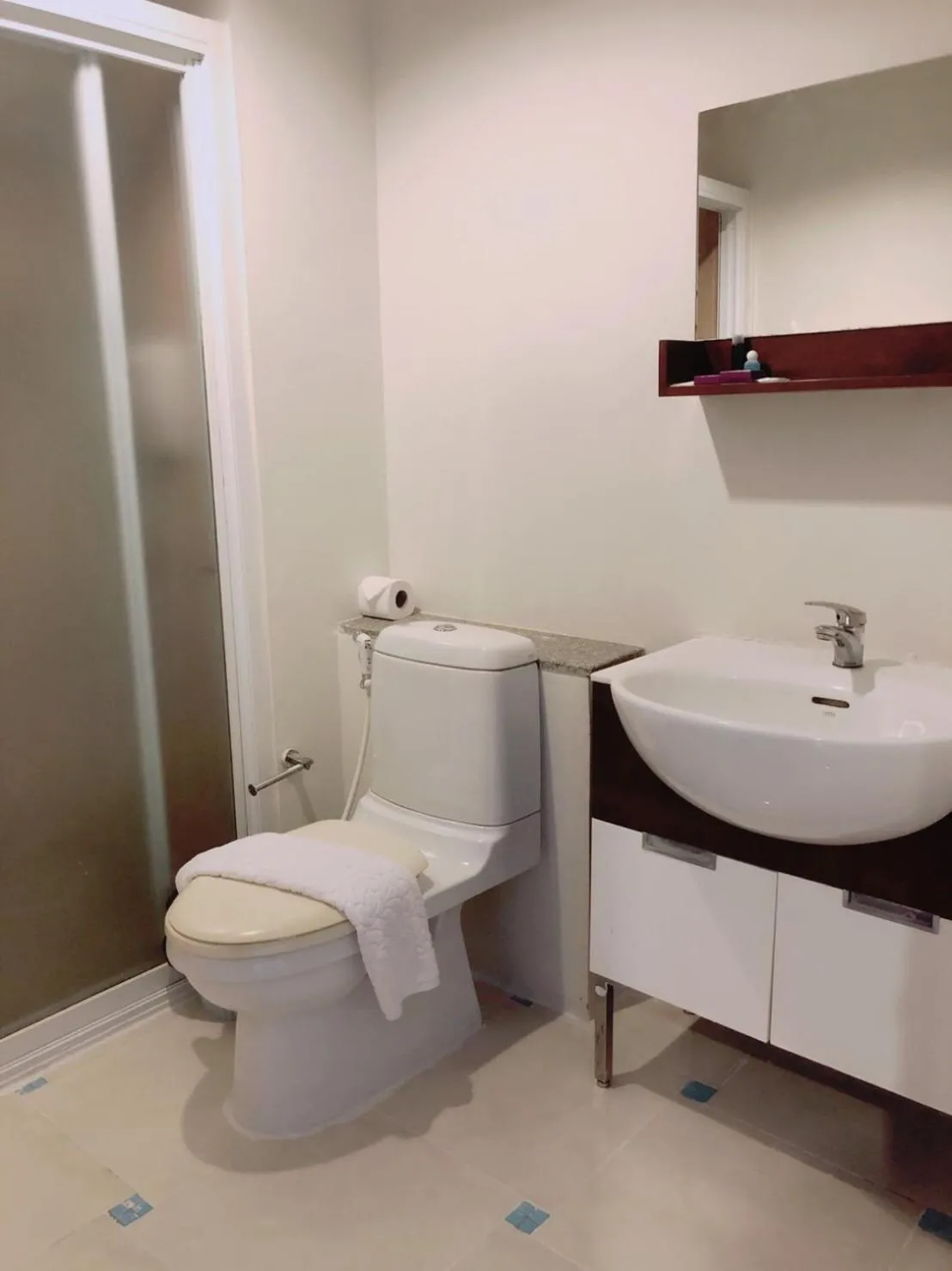 Shower, Bathroom in Laemdin Hotel