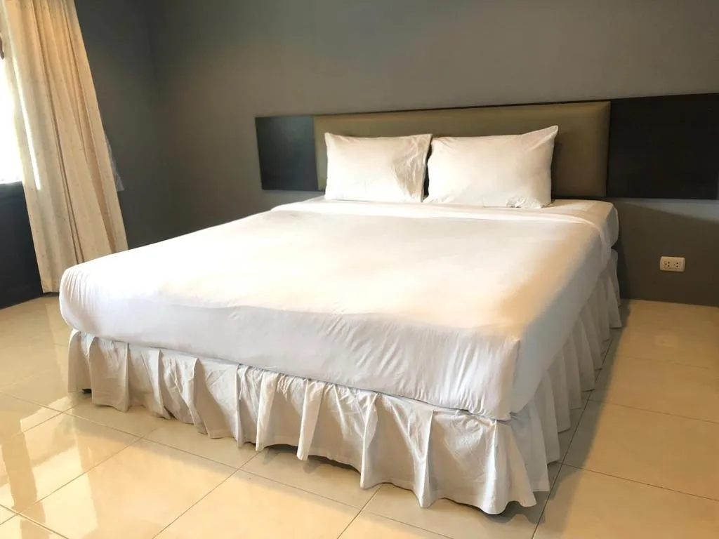 Bedroom, Bed in Laemdin Hotel