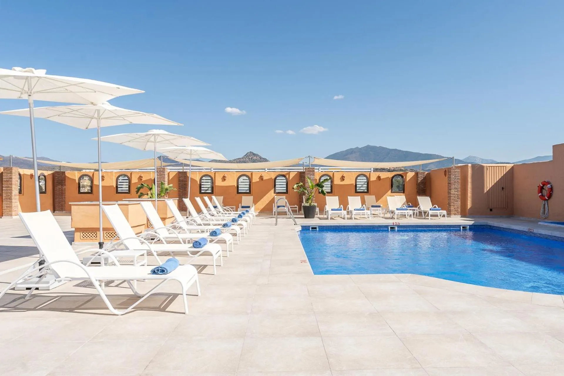 Swimming pool in Globales Paraíso Beach