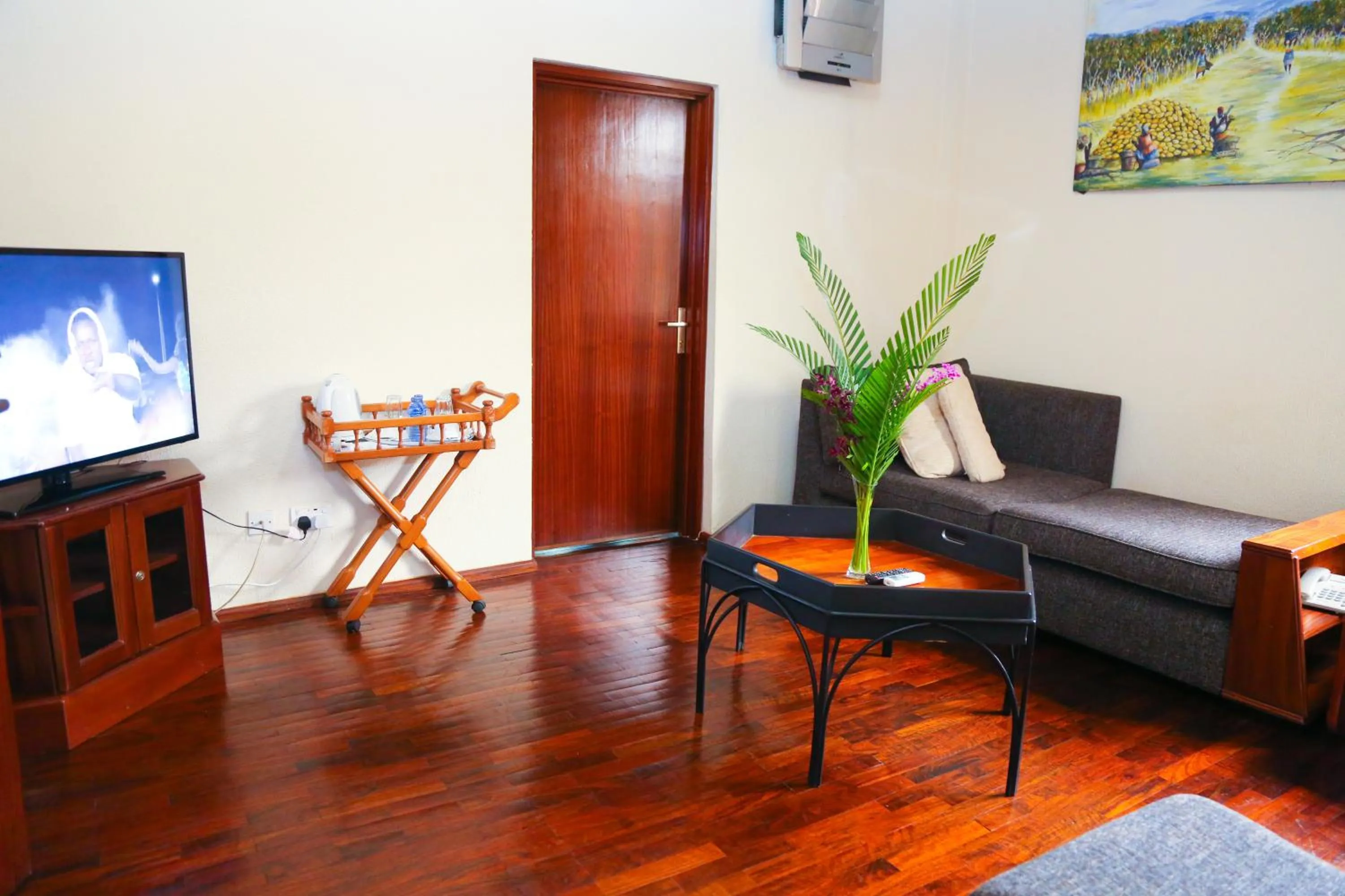 TV and multimedia in Coconut Grove Regency Hotel