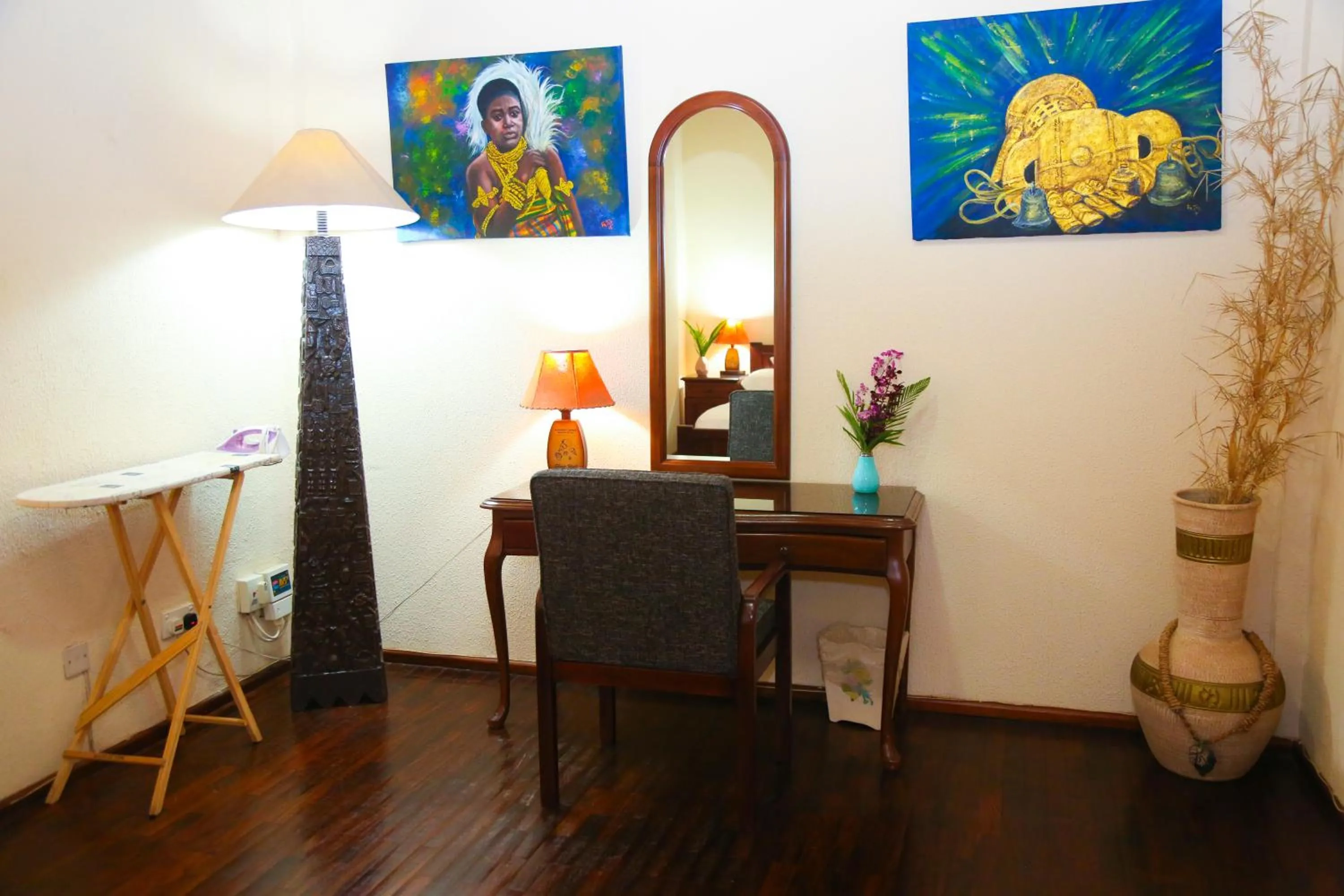 Living room in Coconut Grove Regency Hotel