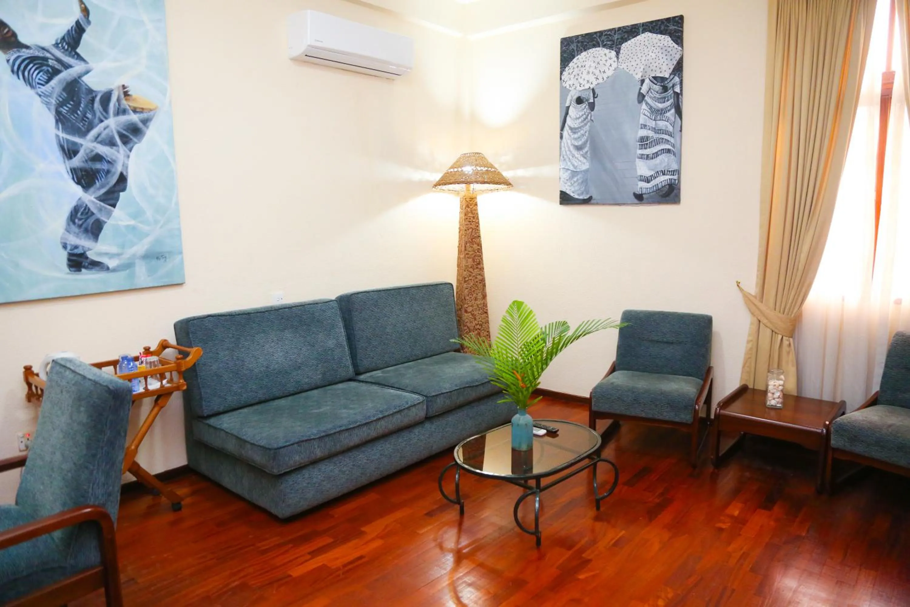 Living room in Coconut Grove Regency Hotel