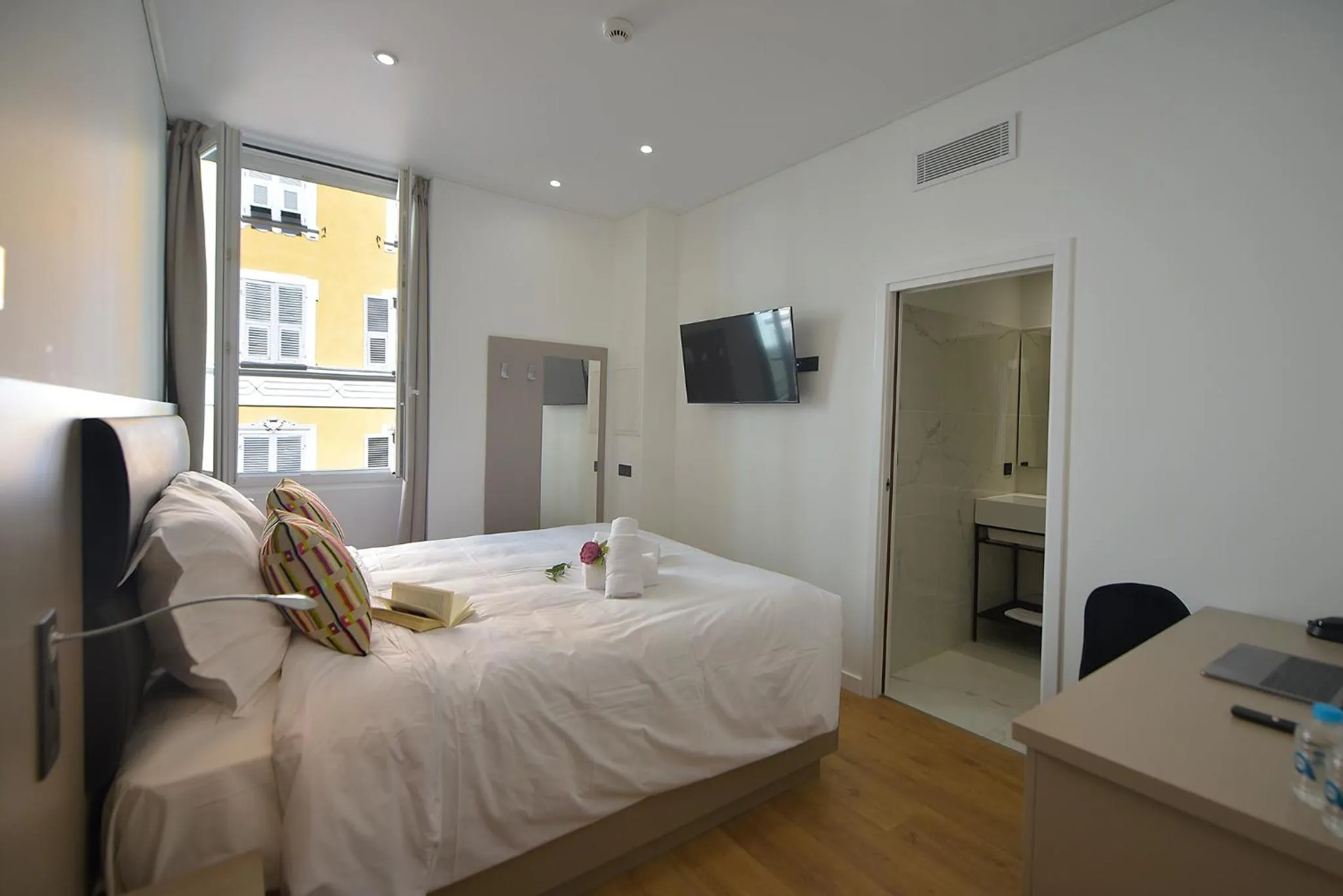 Photo of the whole room, Bed in Hôtel Continental