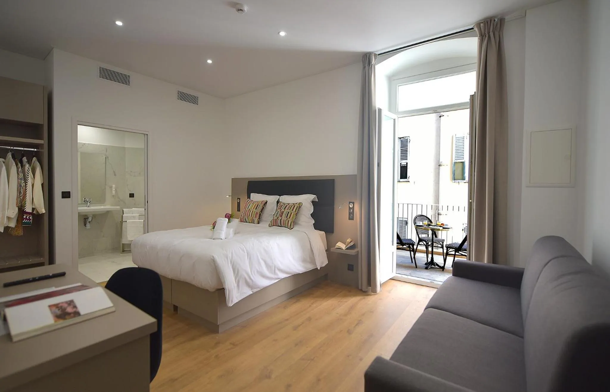 Photo of the whole room, Bed in Hôtel Continental