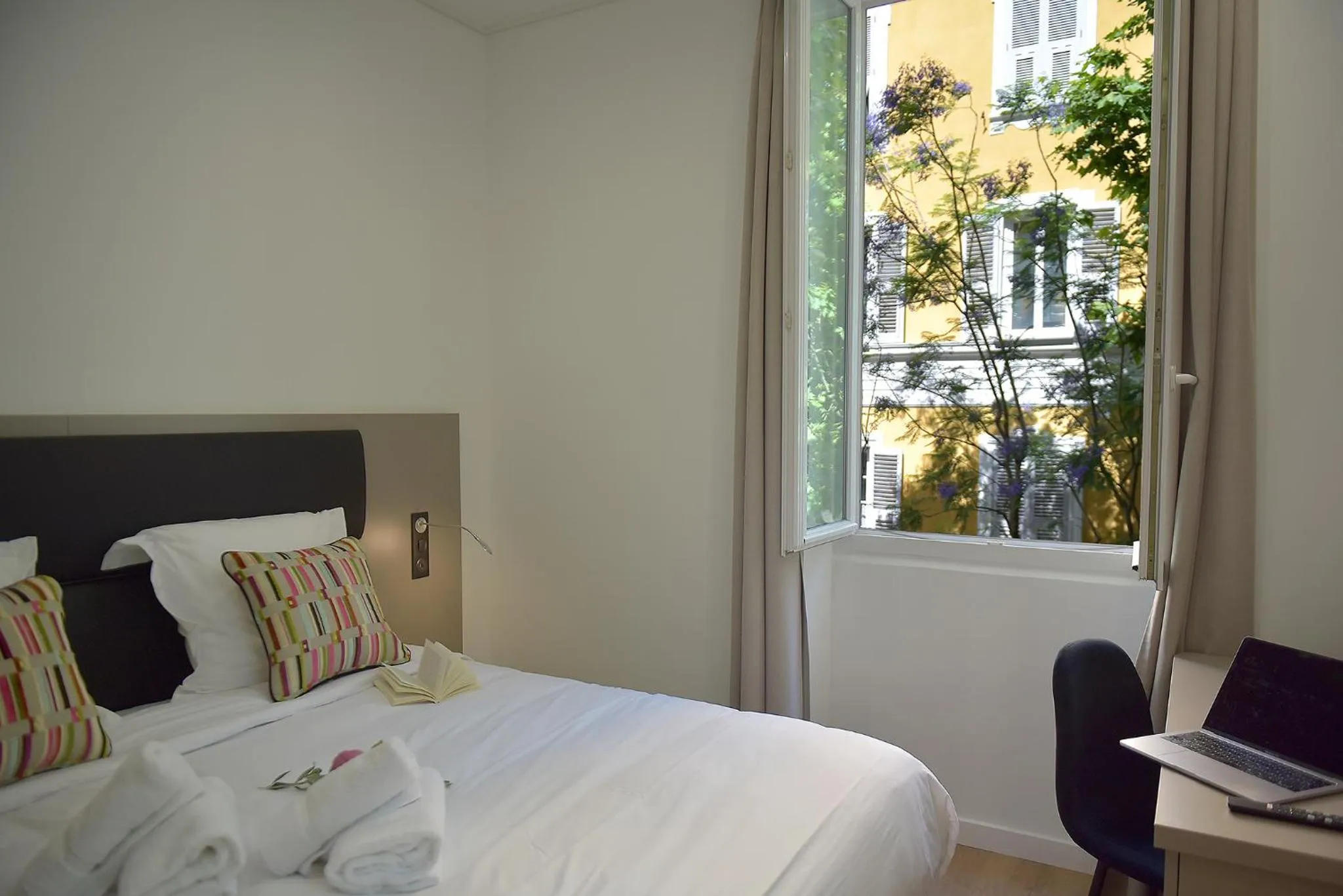 Photo of the whole room, Bed in Hôtel Continental