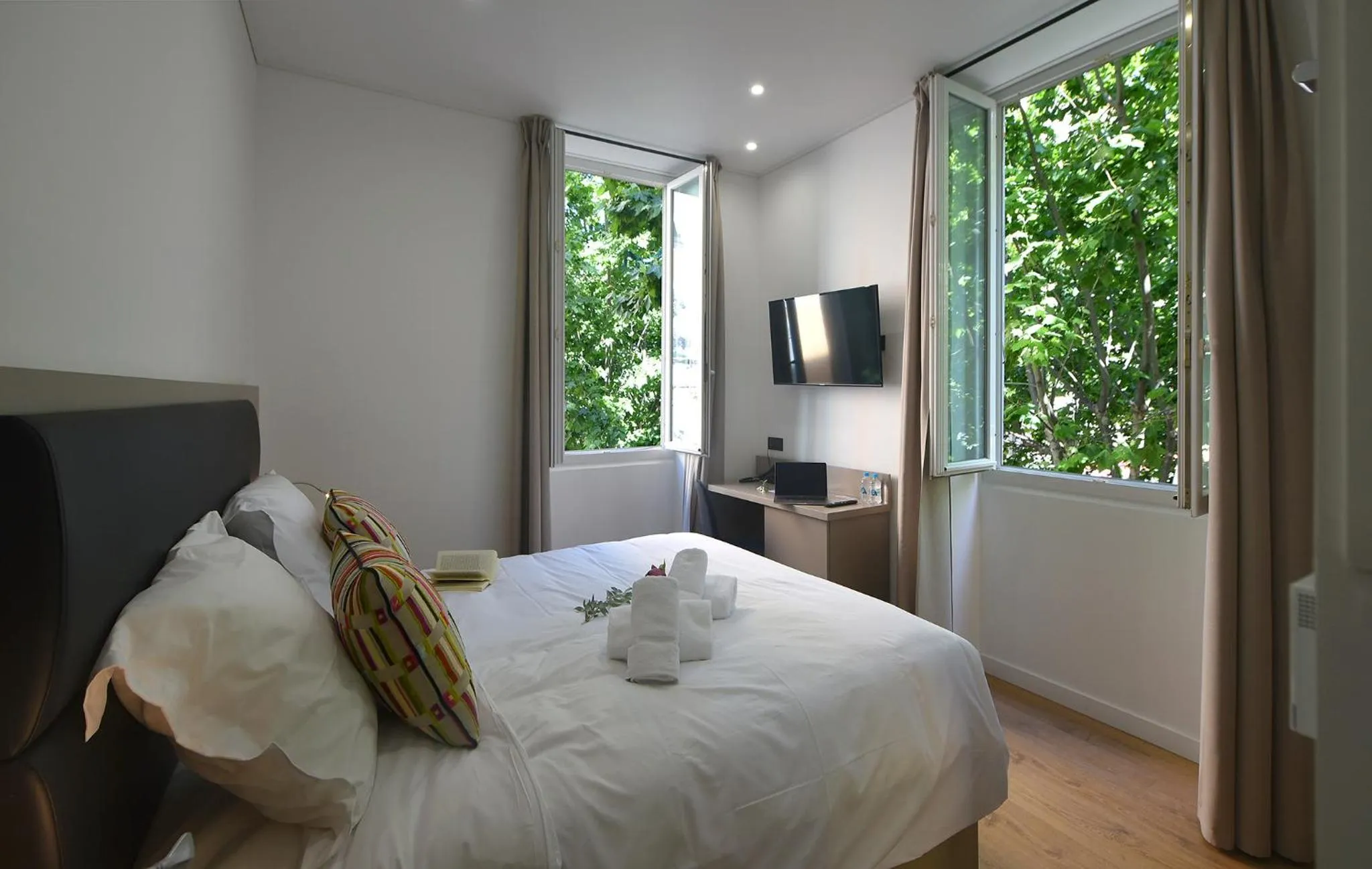 Photo of the whole room, Bed in Hôtel Continental