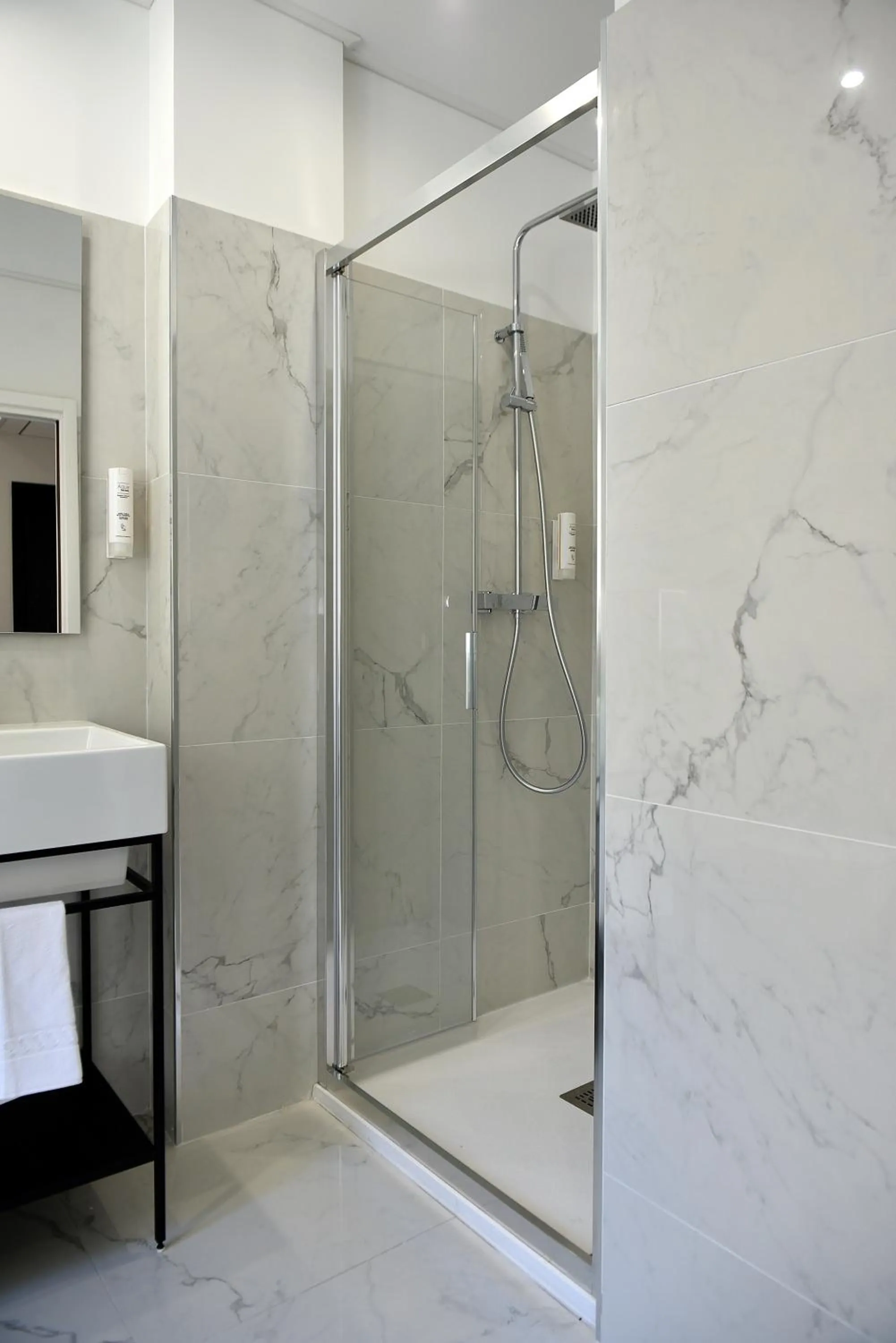 Bathroom in Hôtel Continental