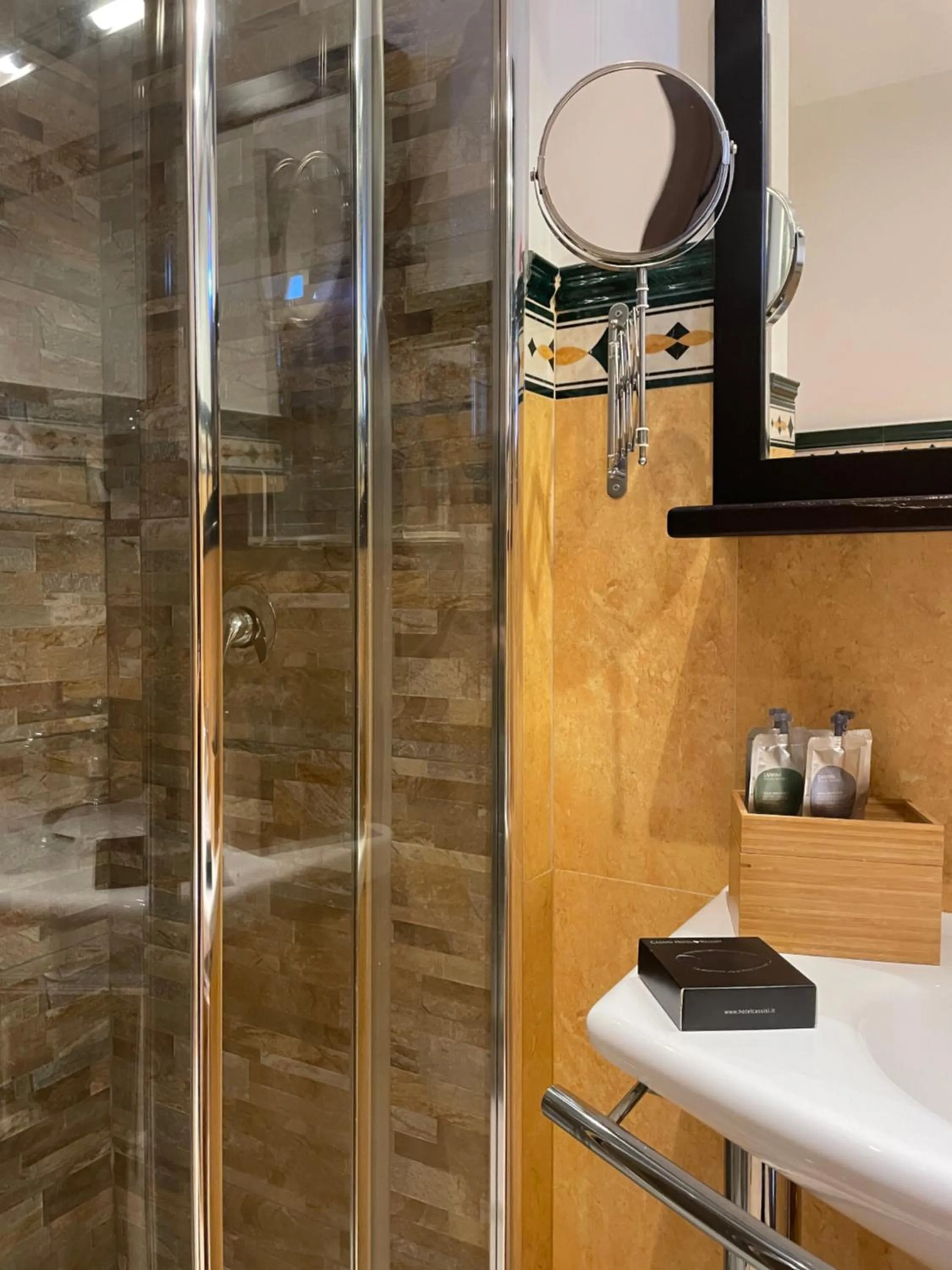 Shower in Cassisi Hotel