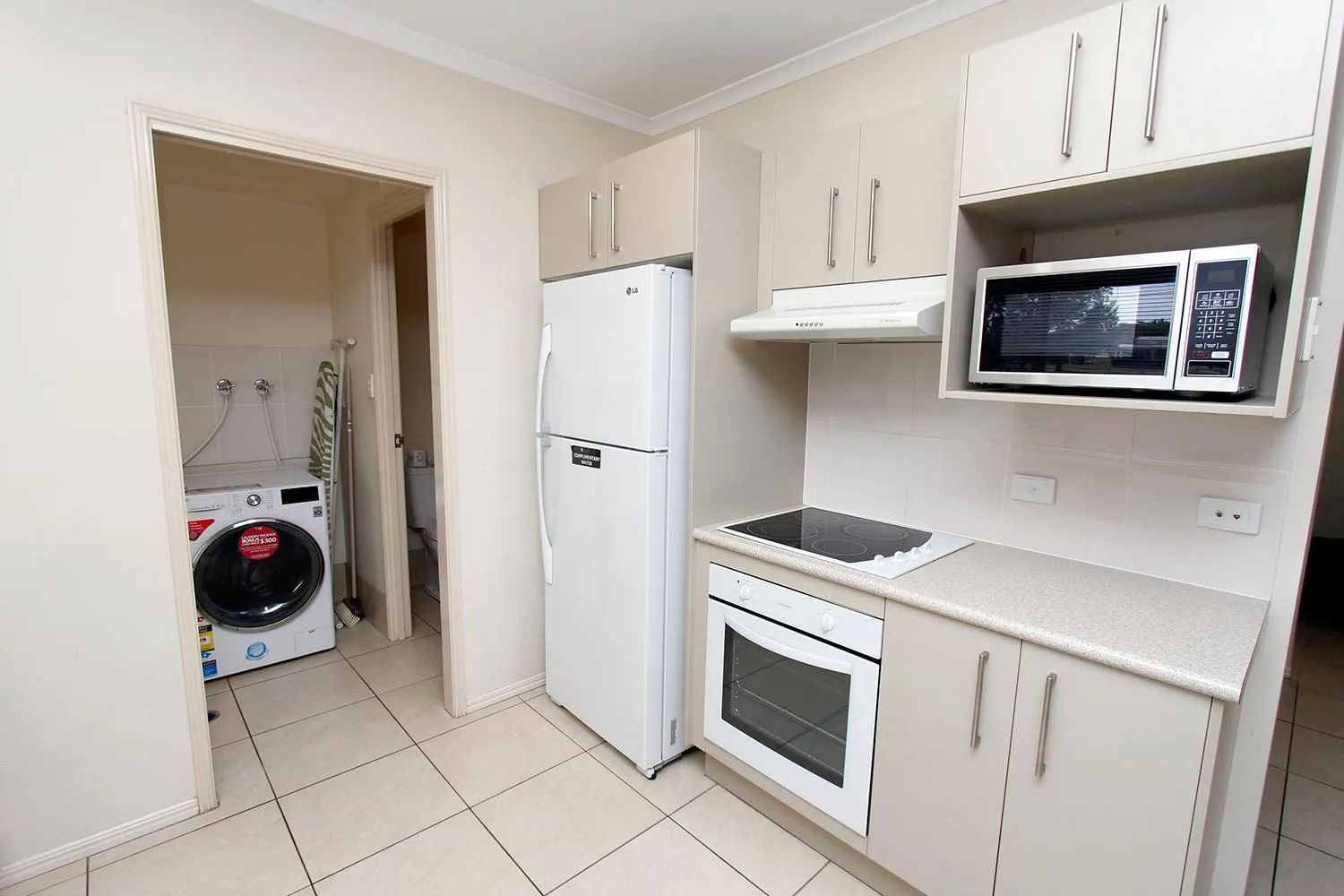 Kitchen or kitchenette in The Palms Motel