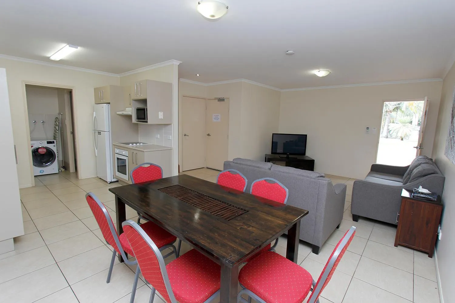 Kitchen or kitchenette in The Palms Motel