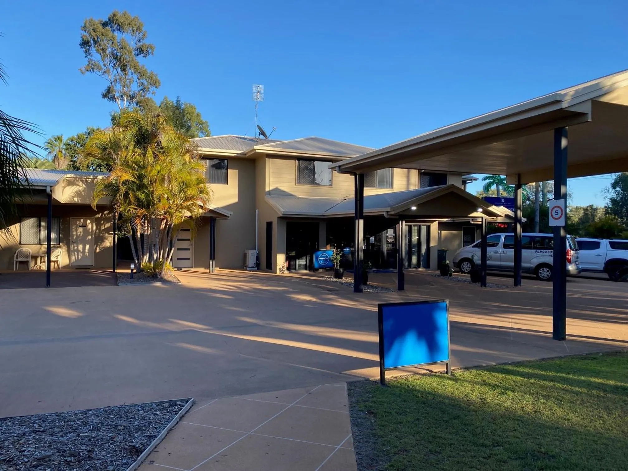 Property building in The Palms Motel