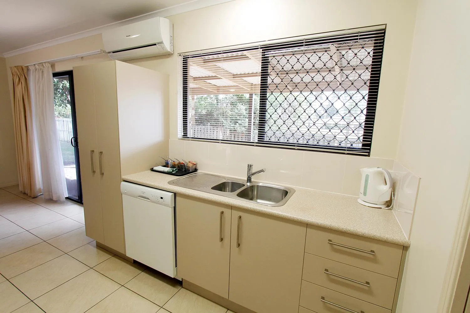 Kitchen or kitchenette in The Palms Motel