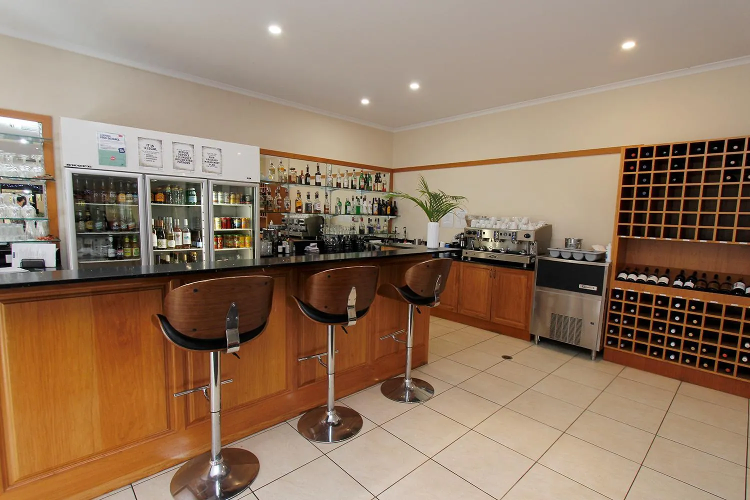 Lounge or bar in The Palms Motel