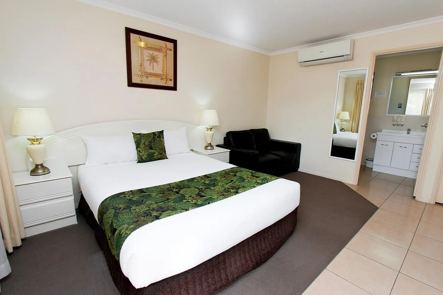 Photo of the whole room, Bed in The Palms Motel