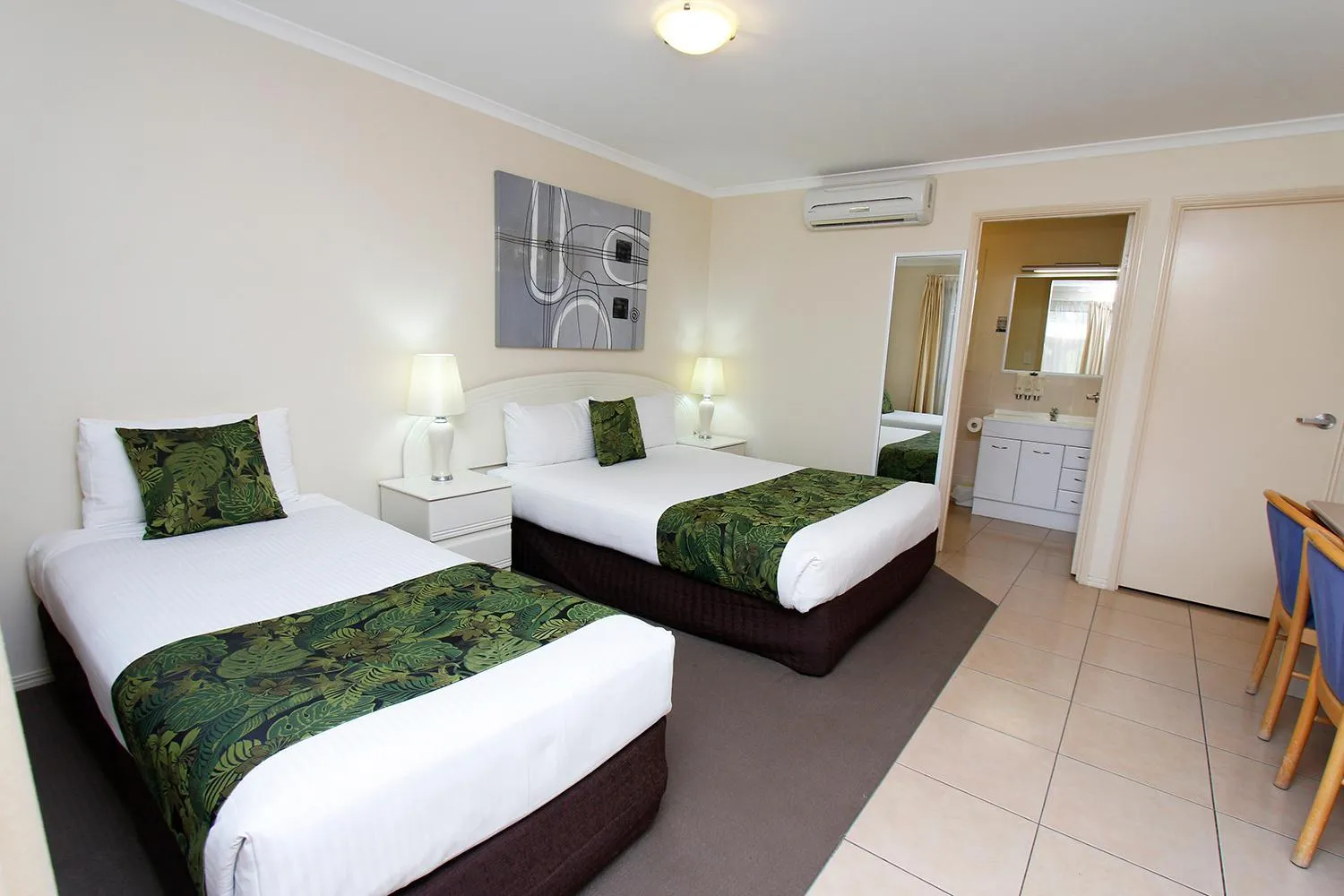 Photo of the whole room, Bed in The Palms Motel