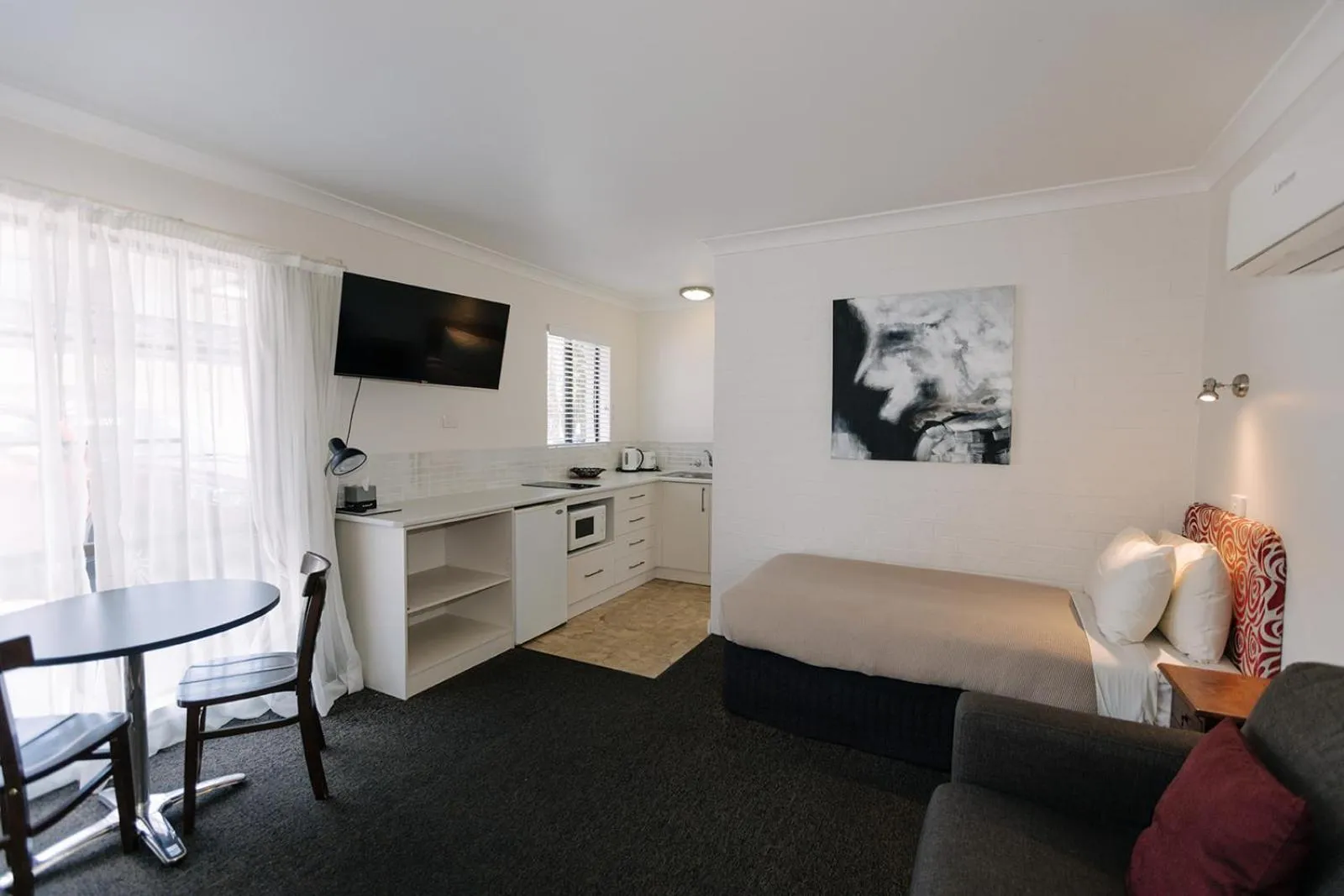 Kitchen or kitchenette in Centralpoint Motel