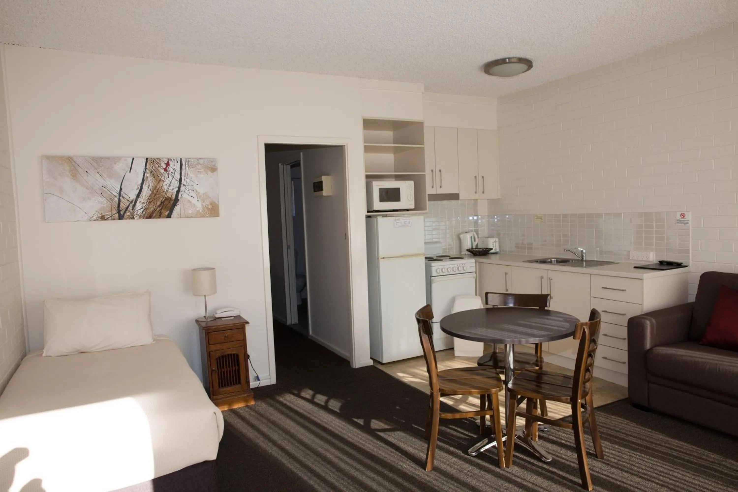 Kitchen or kitchenette in Centralpoint Motel