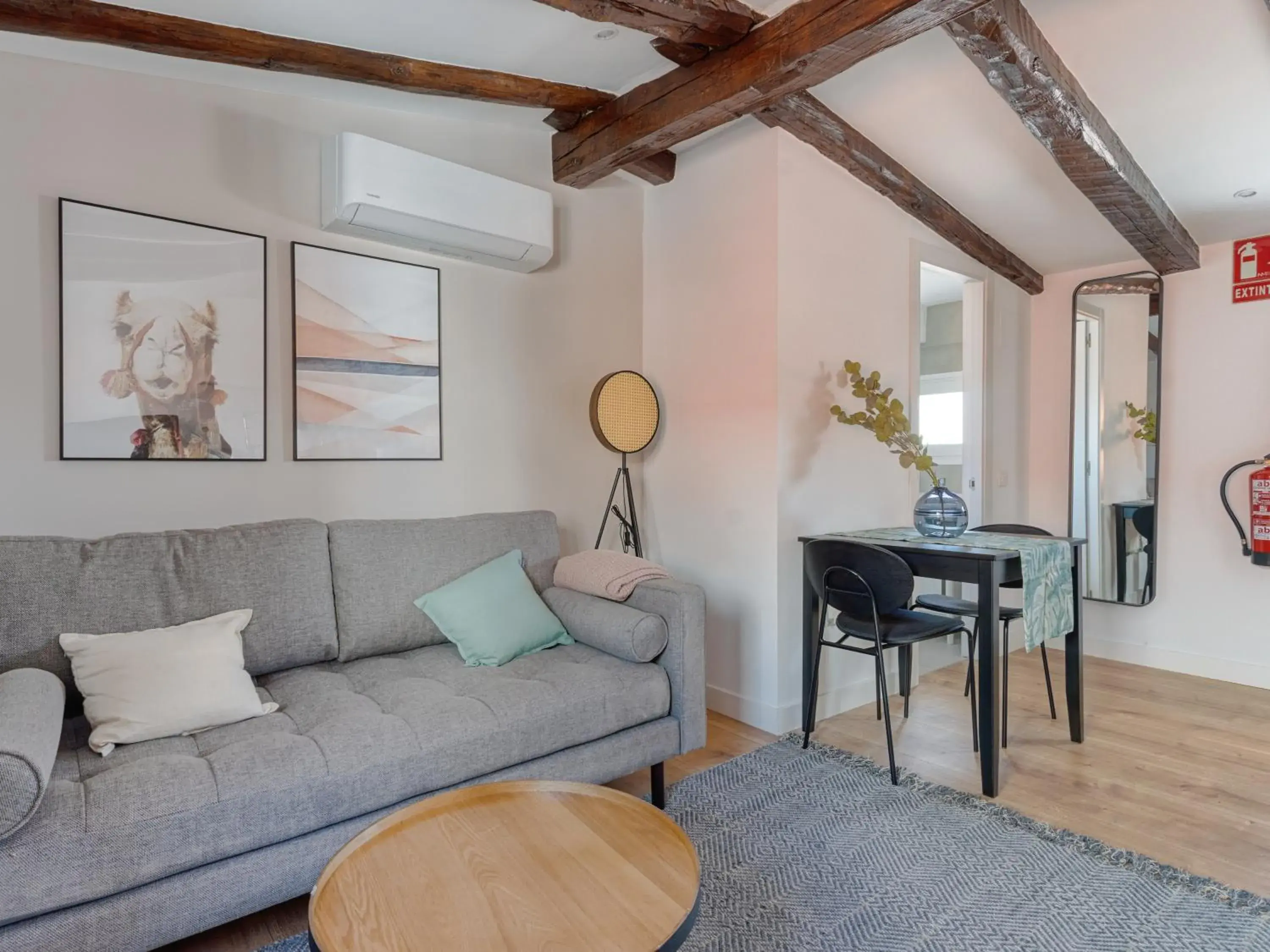 One-Bedroom Attic Apartment in Limehome Madrid Calle de Fomento - estancia temporal One-Bedroom Attic Apartment in Limehome Madrid Calle de Fomento - estancia temporal