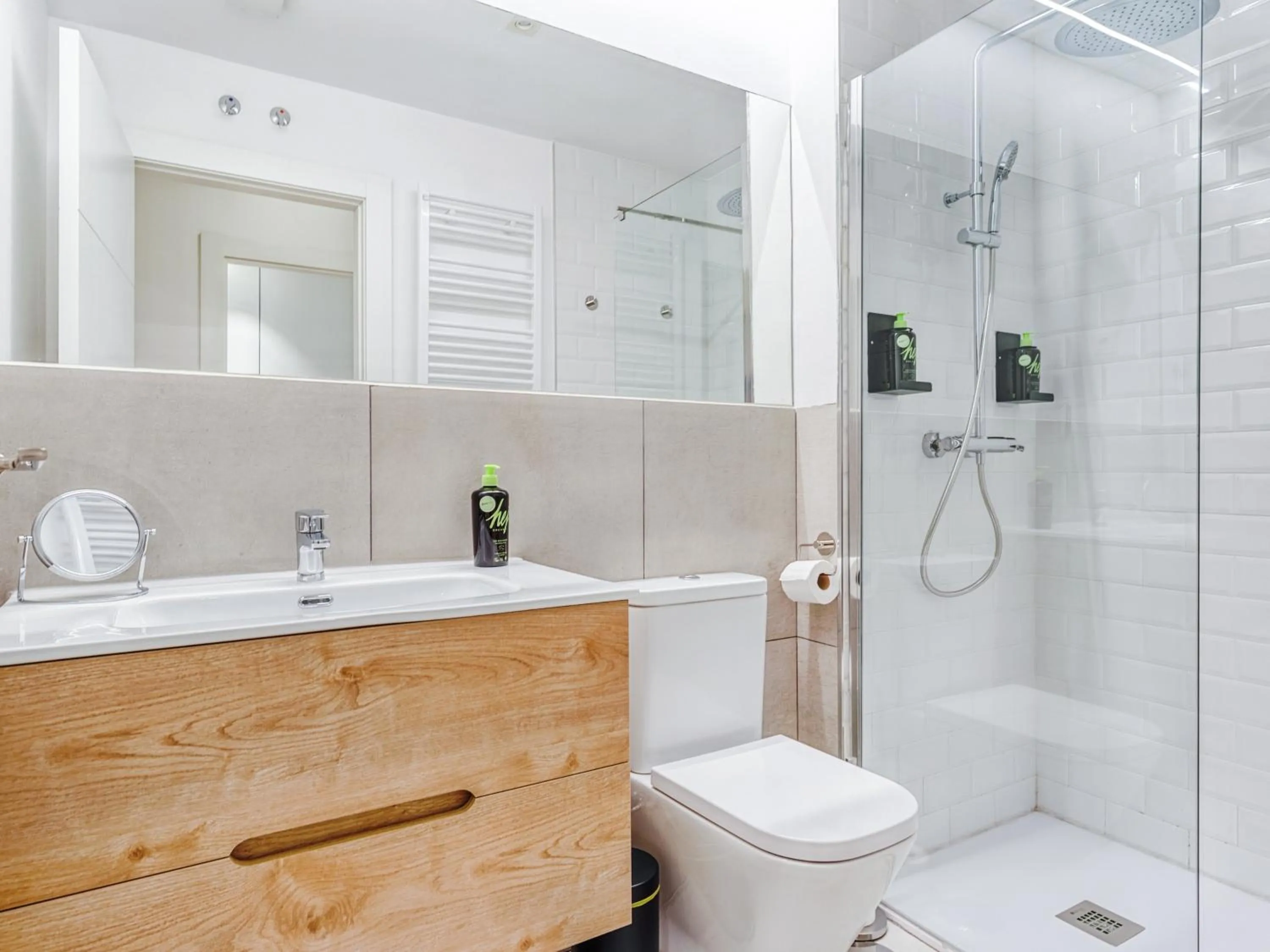 Shower in Limehome Madrid Calle de Fomento - estancia temporal