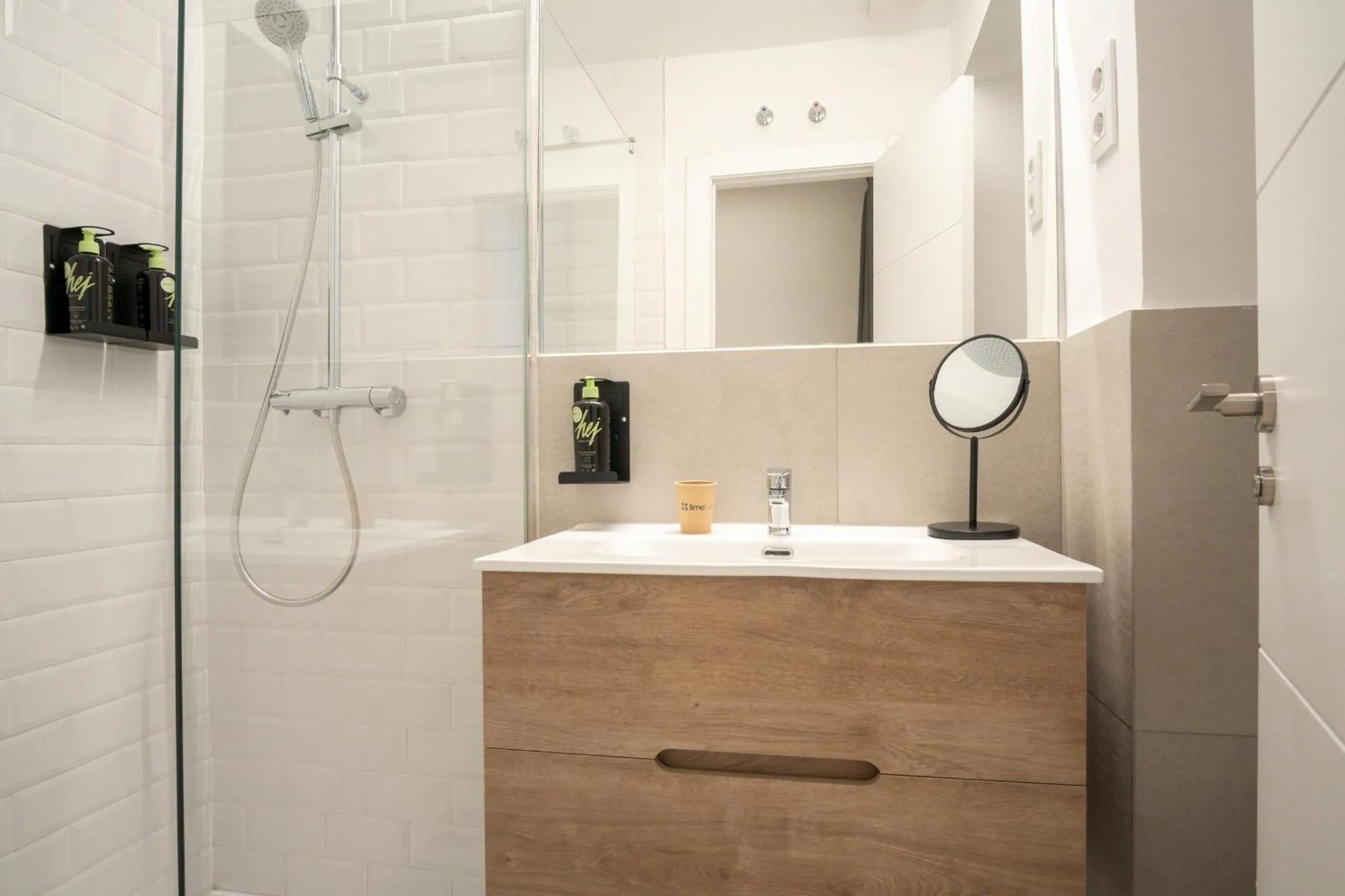 Shower in Limehome Madrid Calle de Fomento - estancia temporal